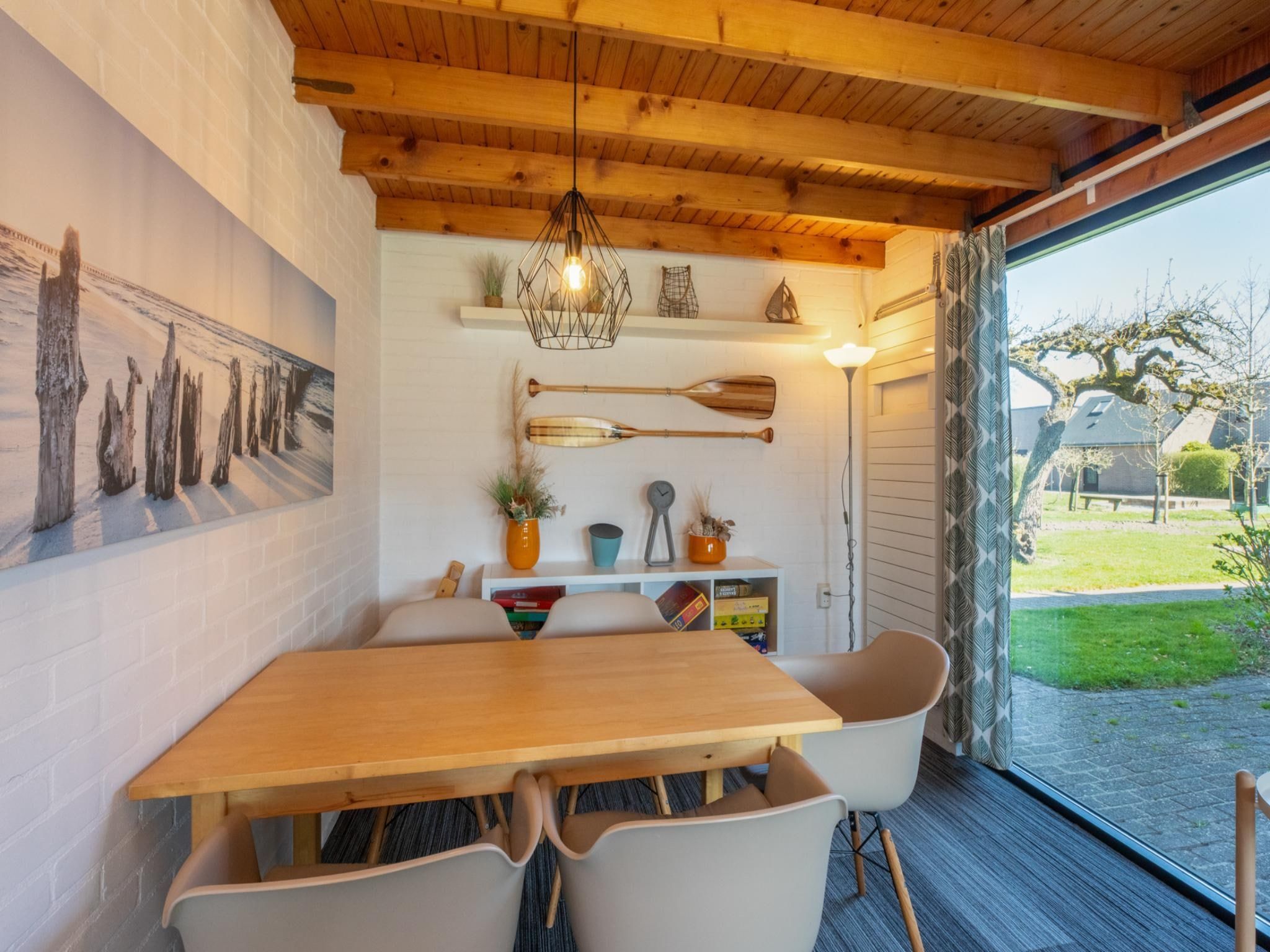 De eetkamer van De Haaijmanweg 5 in Burgh-Haamstede