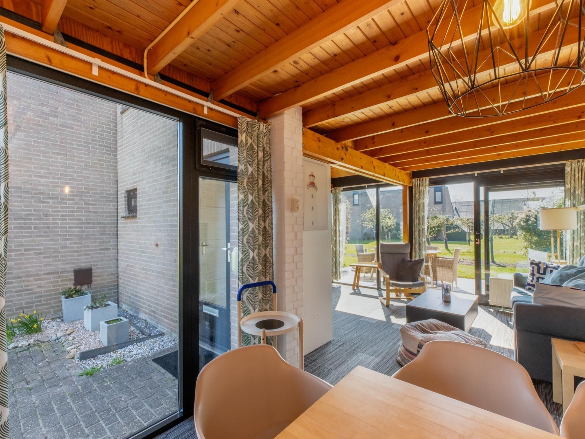 De eetkamer van De Haaijmanweg 5 in Burgh-Haamstede