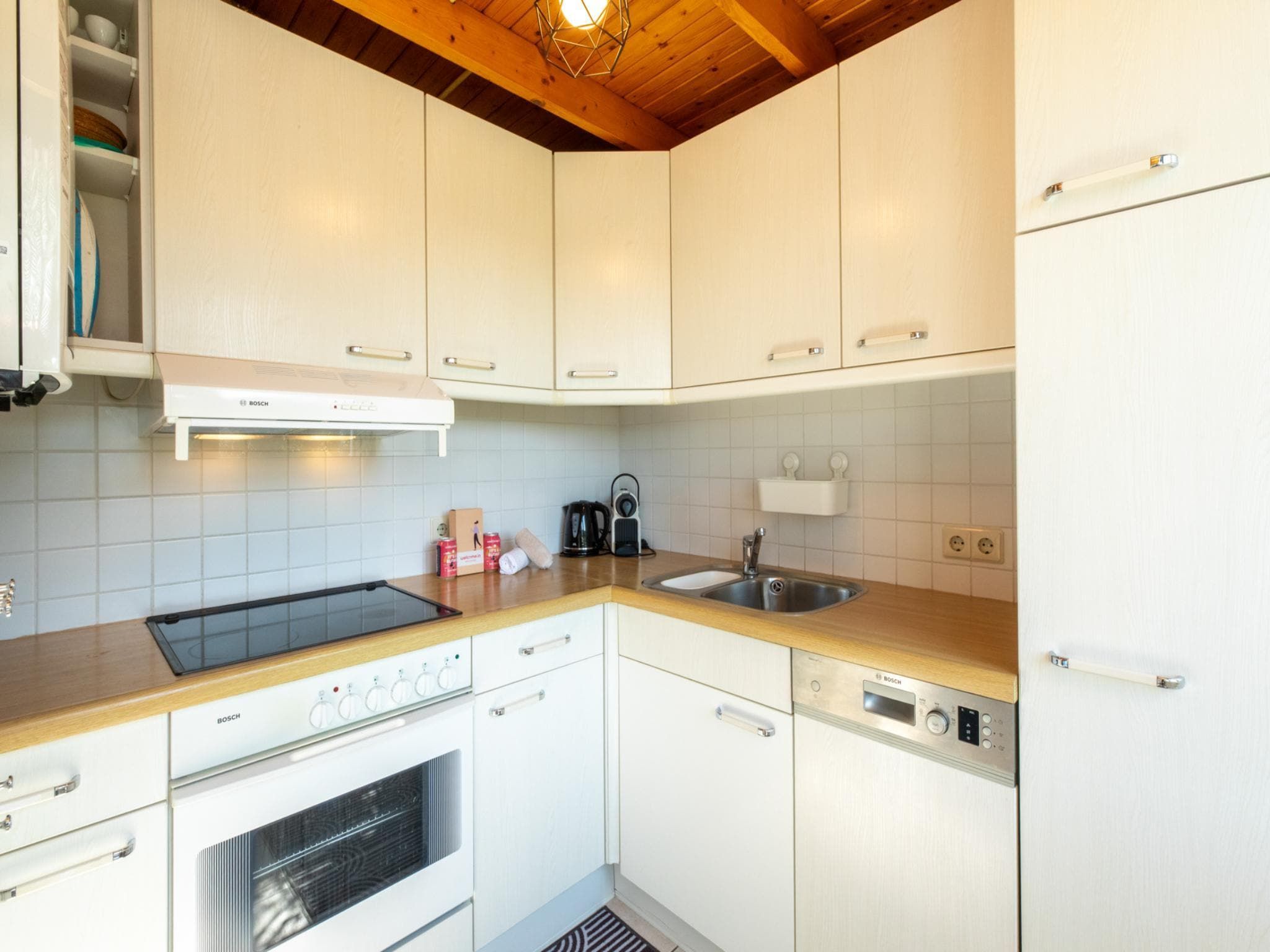 De keuken van De Haaijmanweg 5 in Burgh-Haamstede