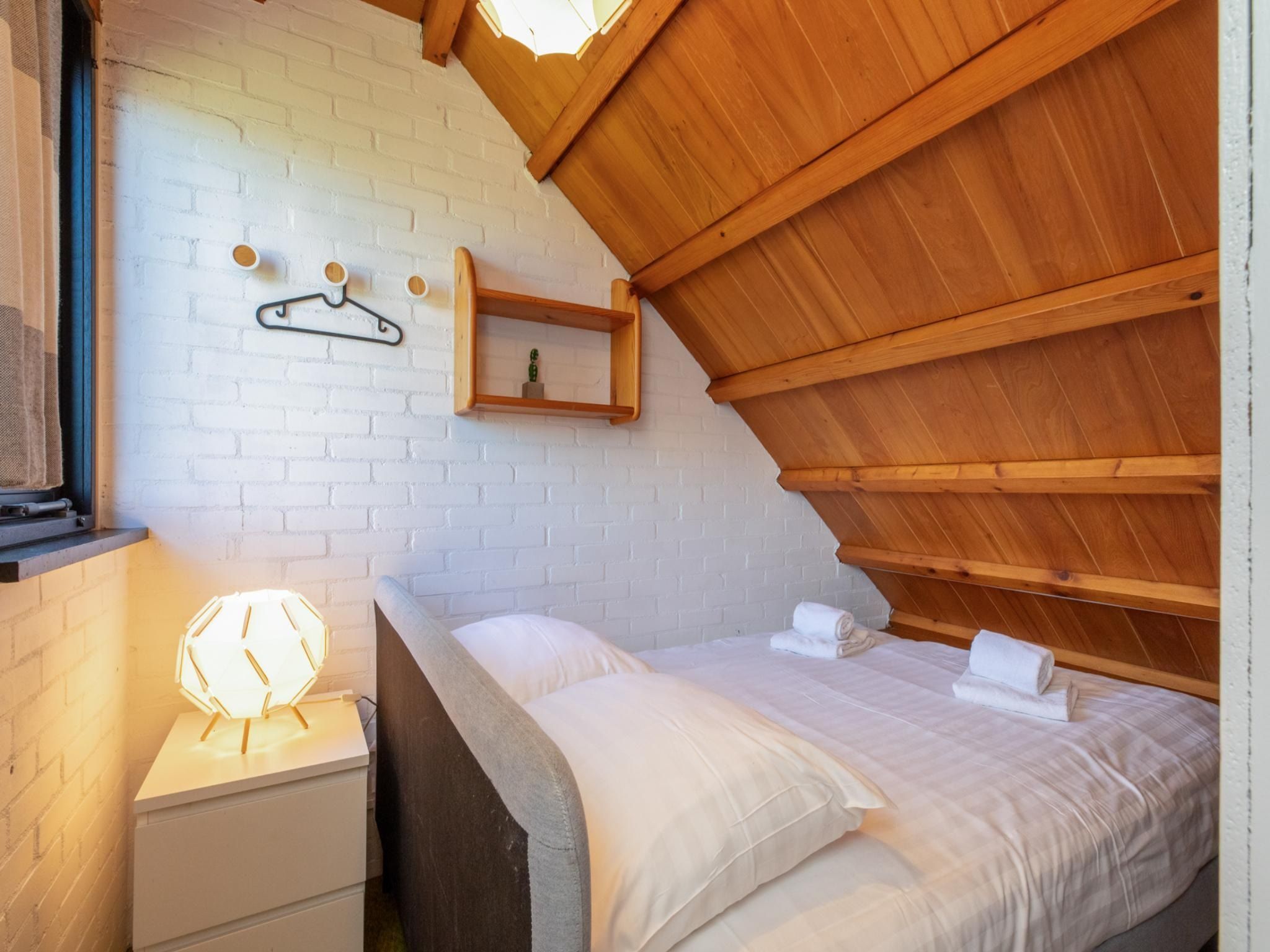 Een slaapkamer van De Haaijmanweg 5 in Burgh-Haamstede