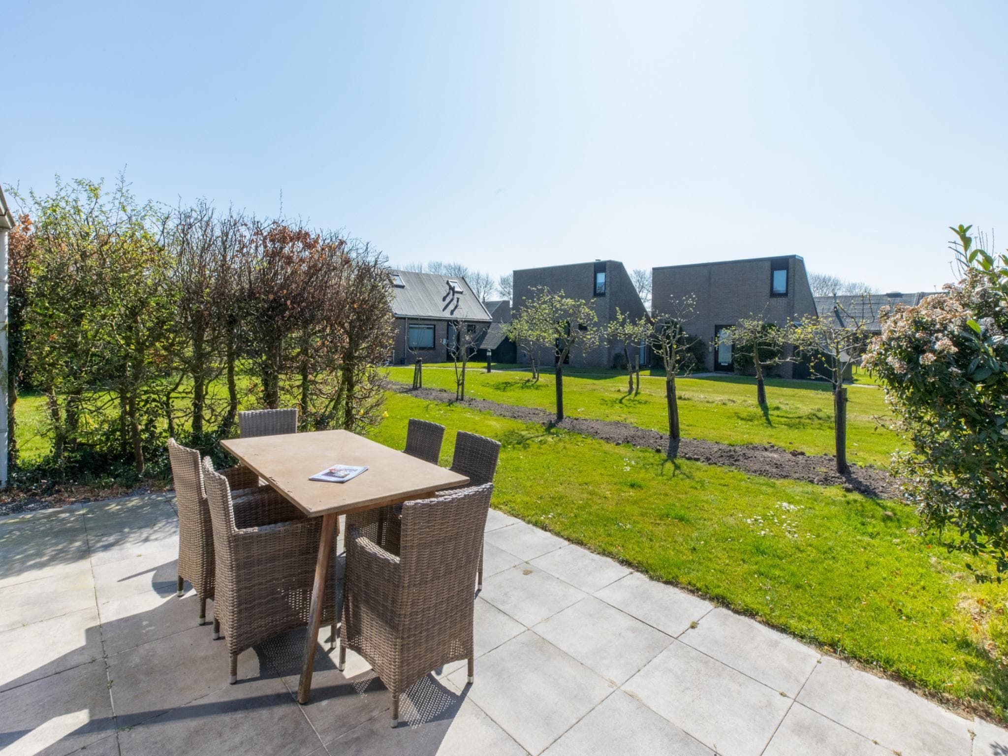 De tuin van De Haaijmanweg 5 in Burgh-Haamstede