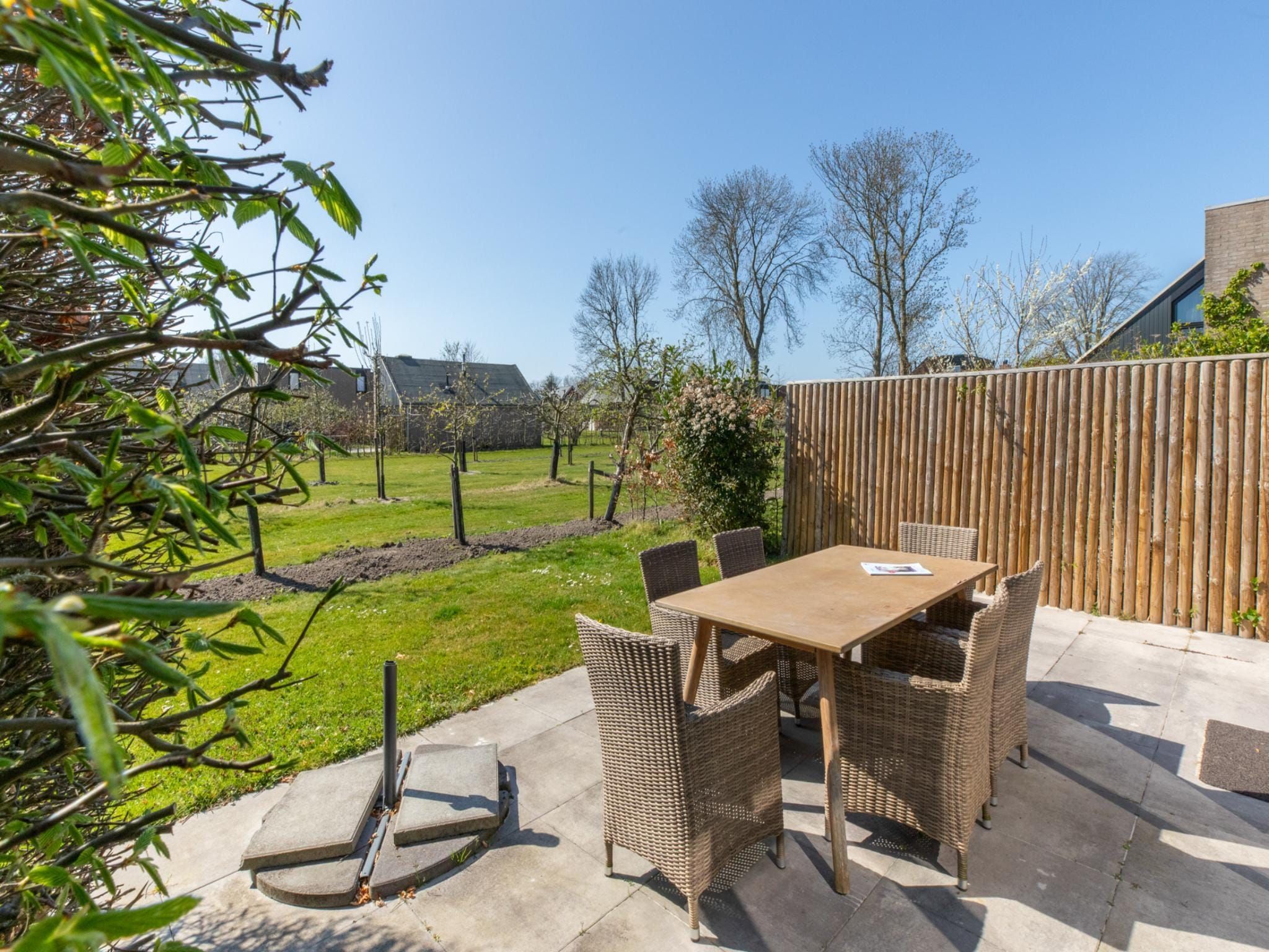 Het terras van De Haaijmanweg 5 in Burgh-Haamstede