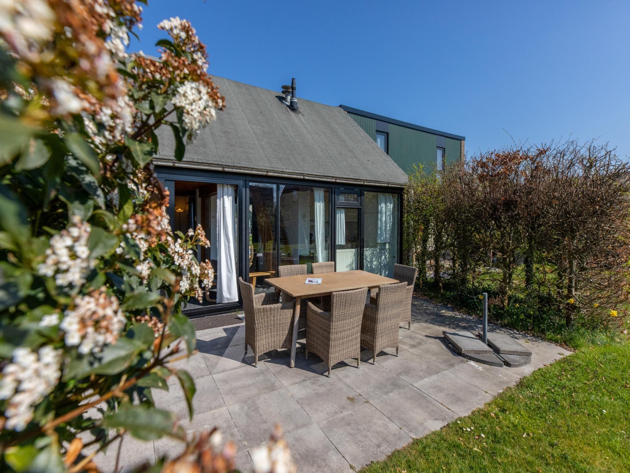Het terras van De Haaijmanweg 5 in Burgh-Haamstede