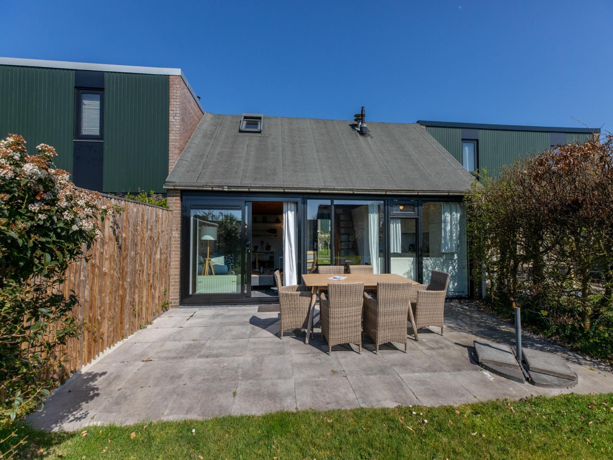 Het terras van De Haaijmanweg 5 in Burgh-Haamstede