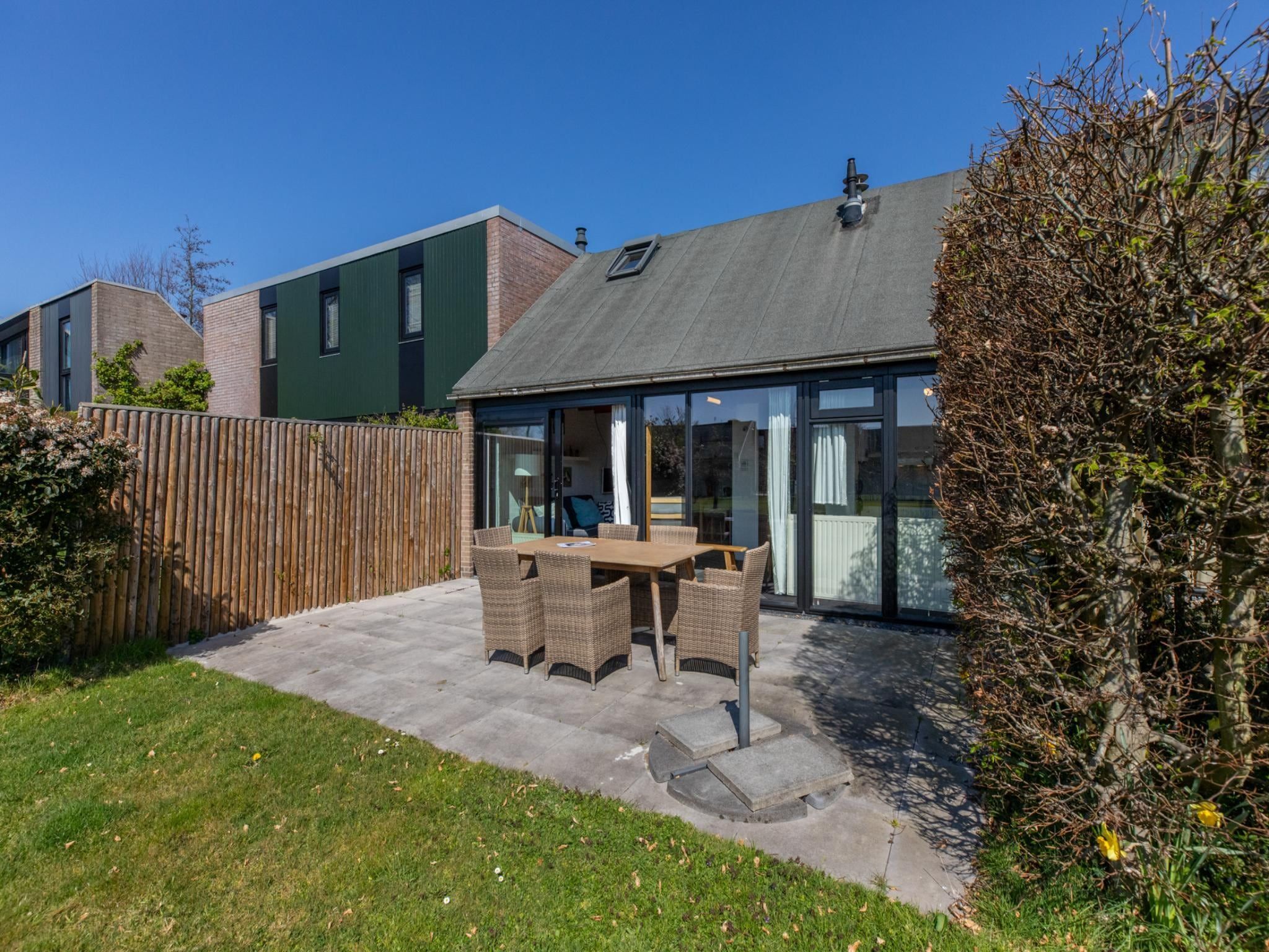 De tuin van De Haaijmanweg 5 in Burgh-Haamstede