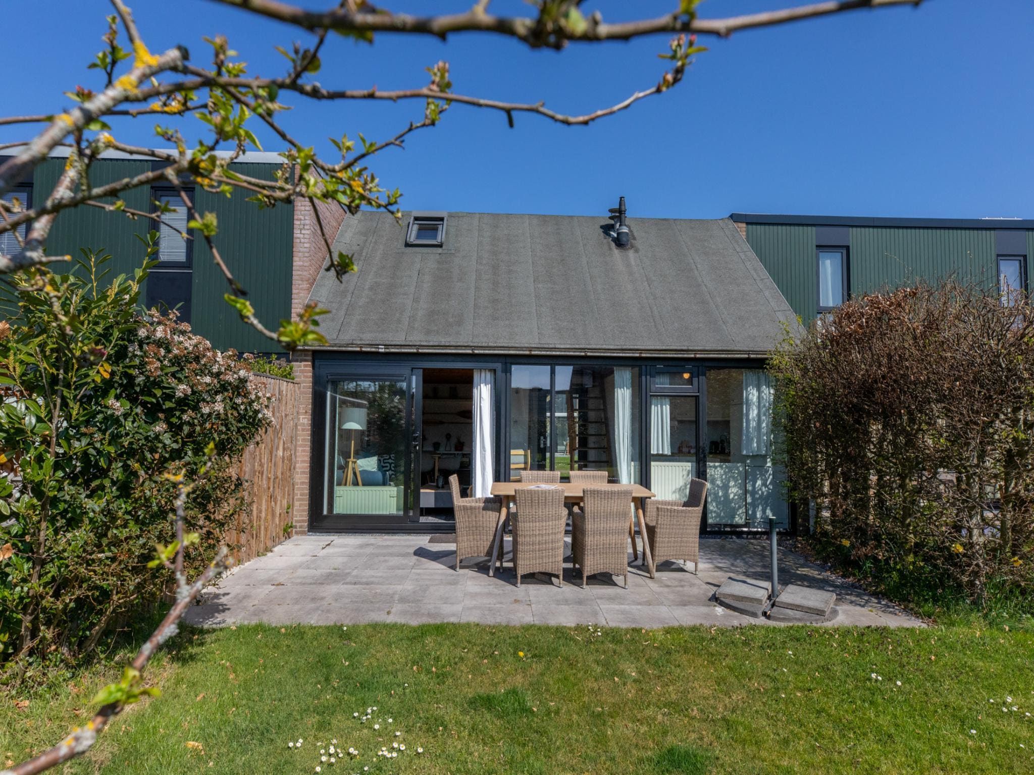 De tuin van De Haaijmanweg 5 in Burgh-Haamstede