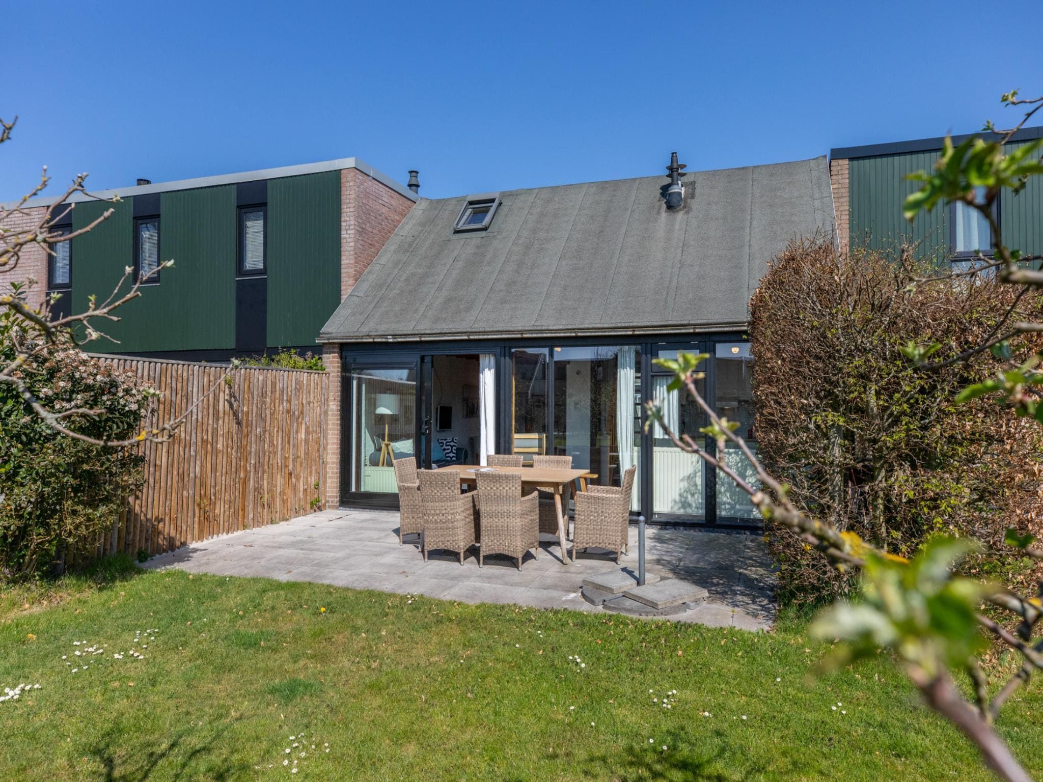 De tuin van De Haaijmanweg 5 in Burgh-Haamstede