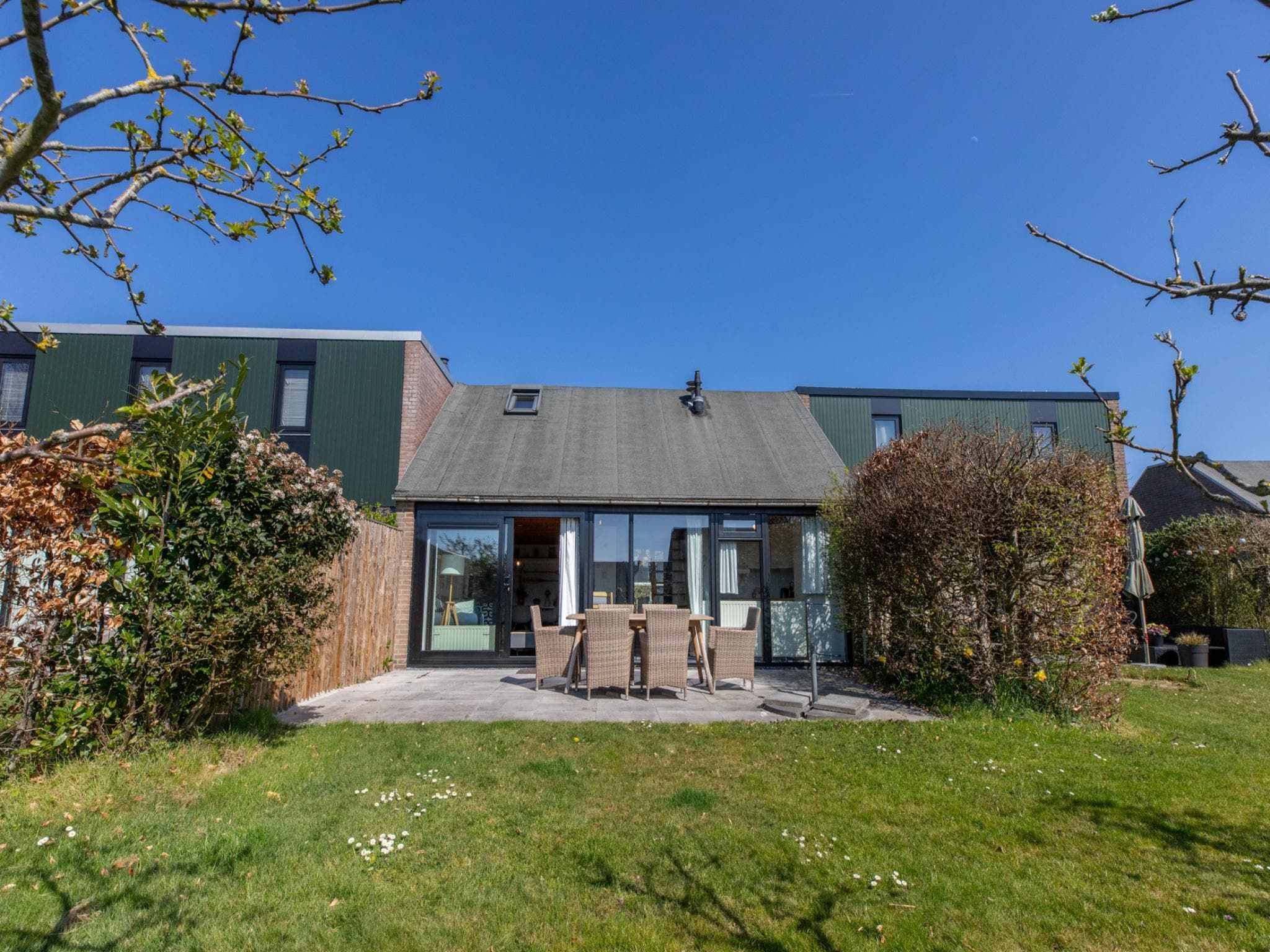 De tuin van De Haaijmanweg 5 in Burgh-Haamstede
