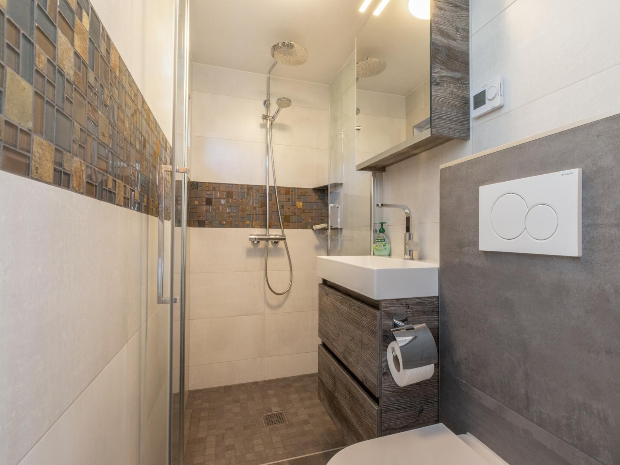 De badkamer van De Haaijmanweg 5 in Burgh-Haamstede