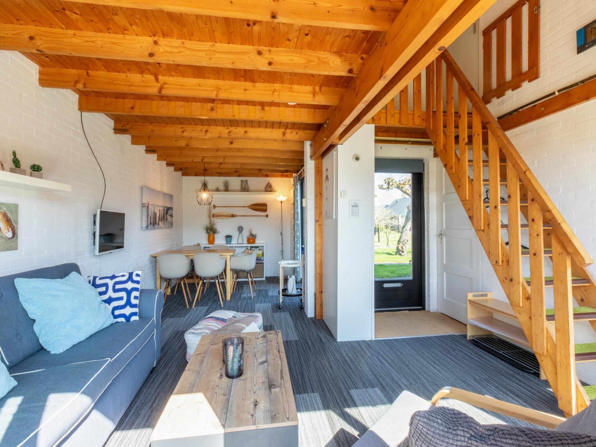 De woonkamer van De Haaijmanweg 5 in Burgh-Haamstede