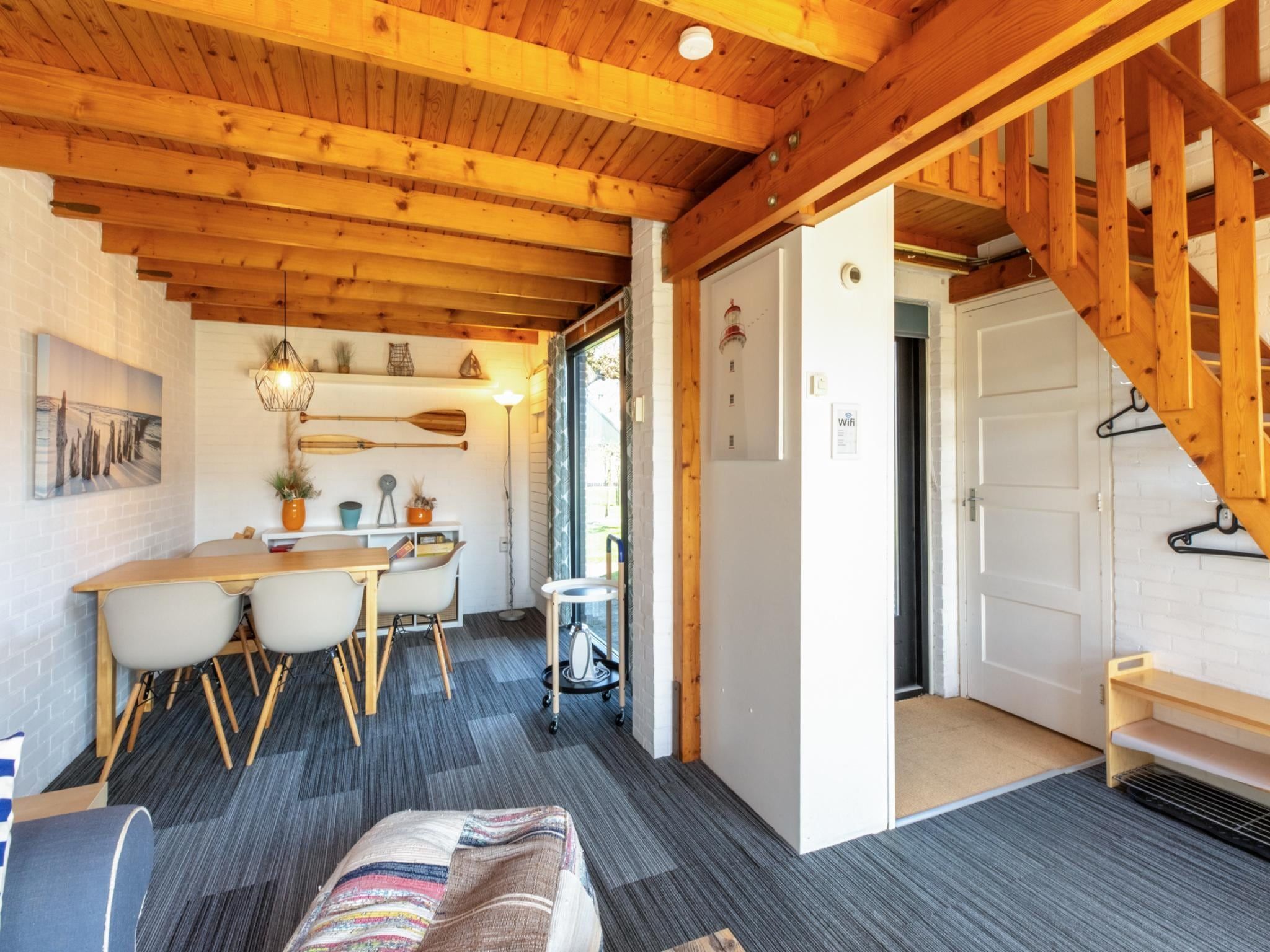De eetkamer van De Haaijmanweg 5 in Burgh-Haamstede