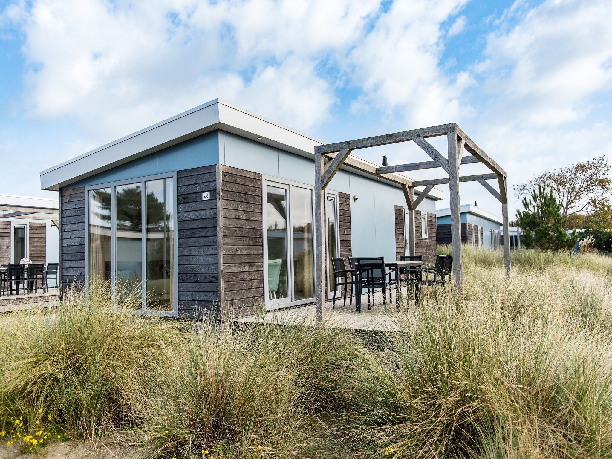 De buitenkant van Vakantiepark Boomhiemke 14 in Hollum