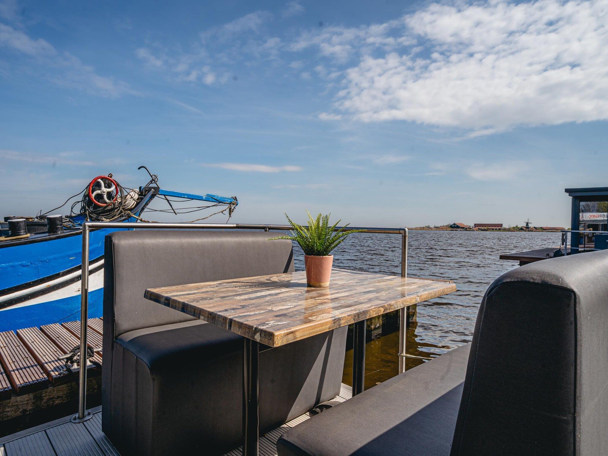 Het terras van Waterpark de Meerparel 9 in Uitgeest