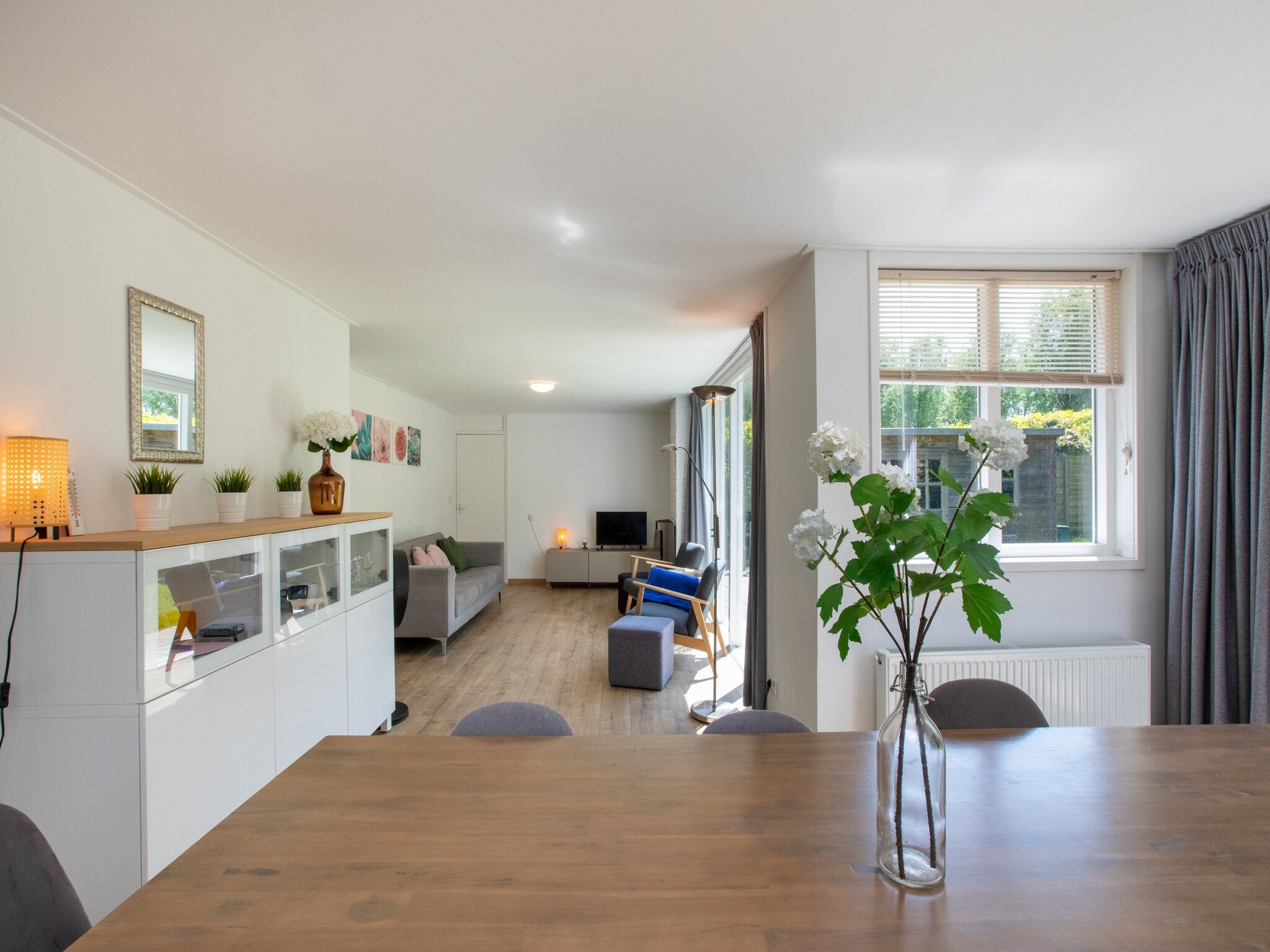 De woonkamer van Inlaag 20 in Wolphaartsdijk