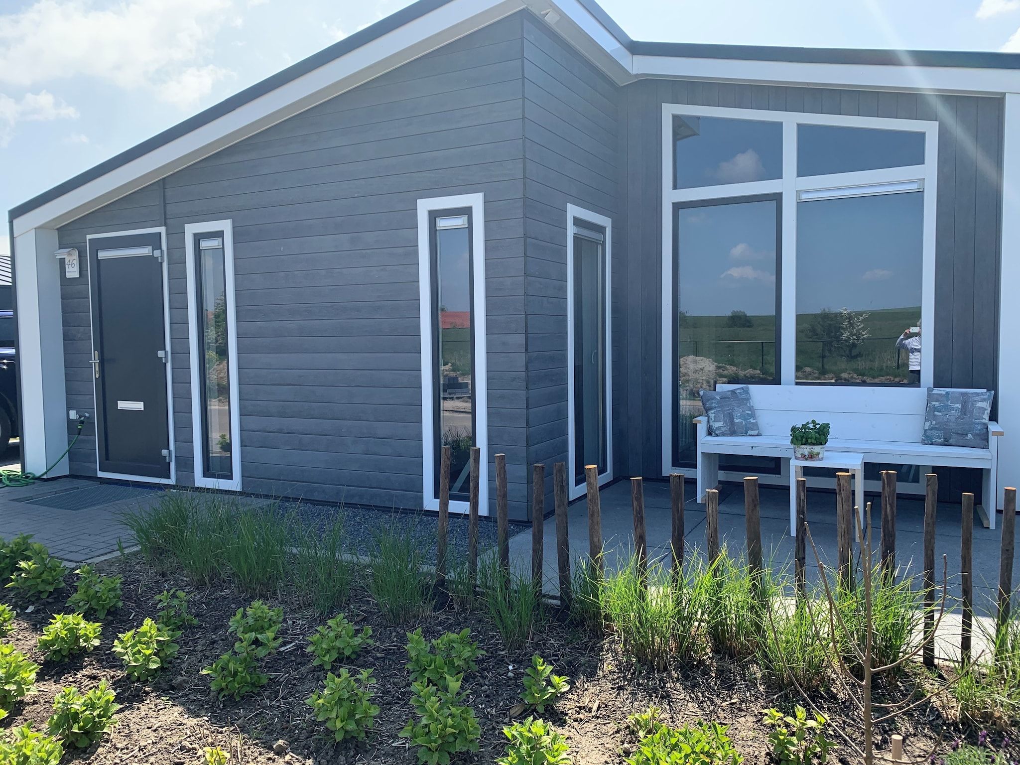De tuin van Water Resort Oosterschelde 46 in Wemeldinge