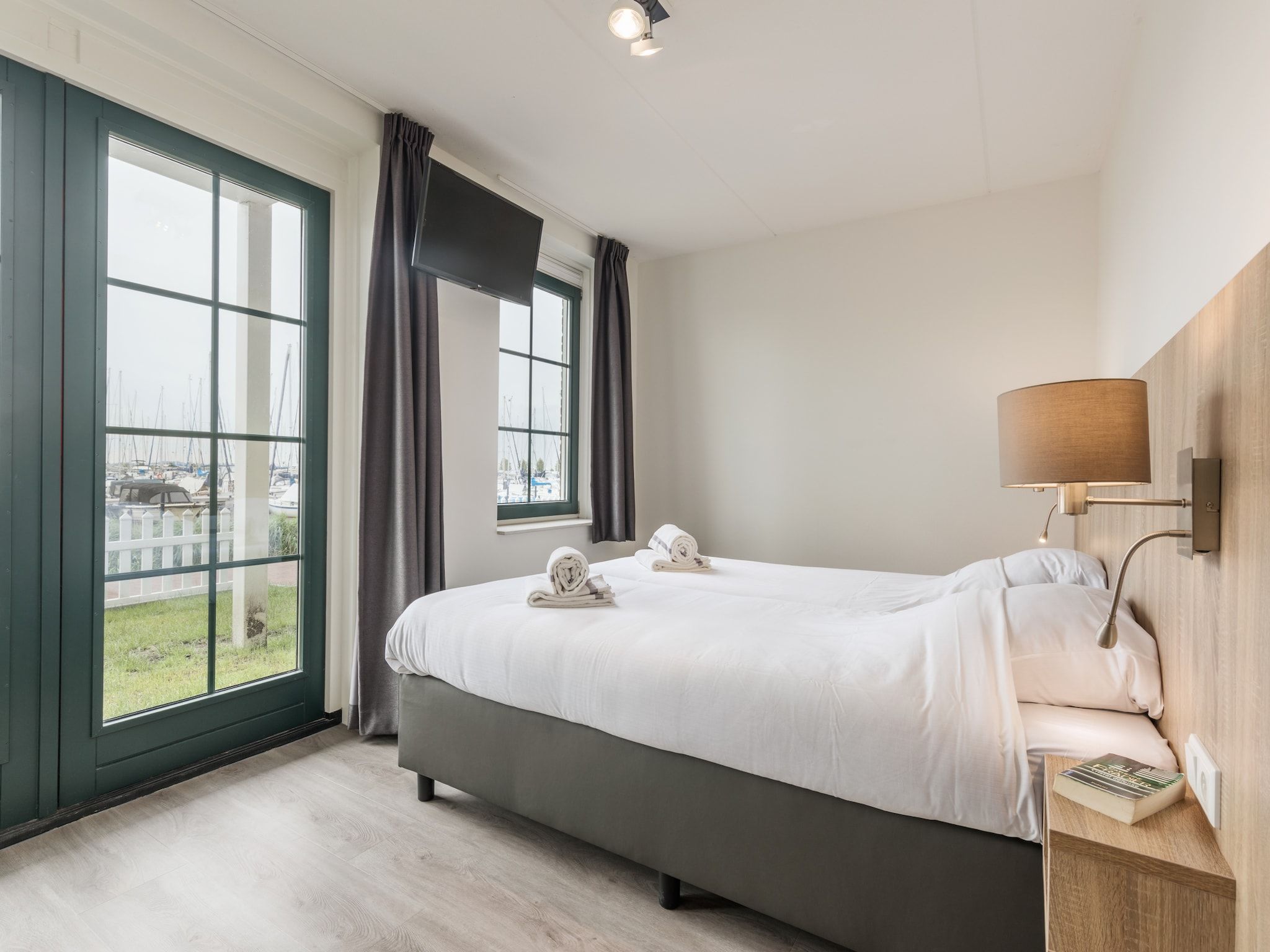 Een slaapkamer van Marinapark Volendam 11 in Volendam