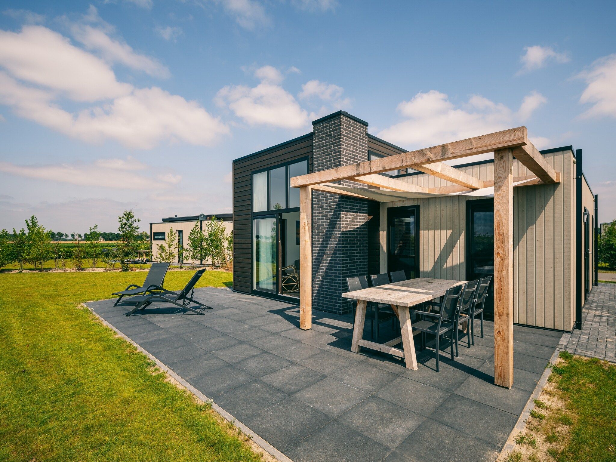 De buitenkant van Vakantiepark Zeedijk 2 in Herkingen