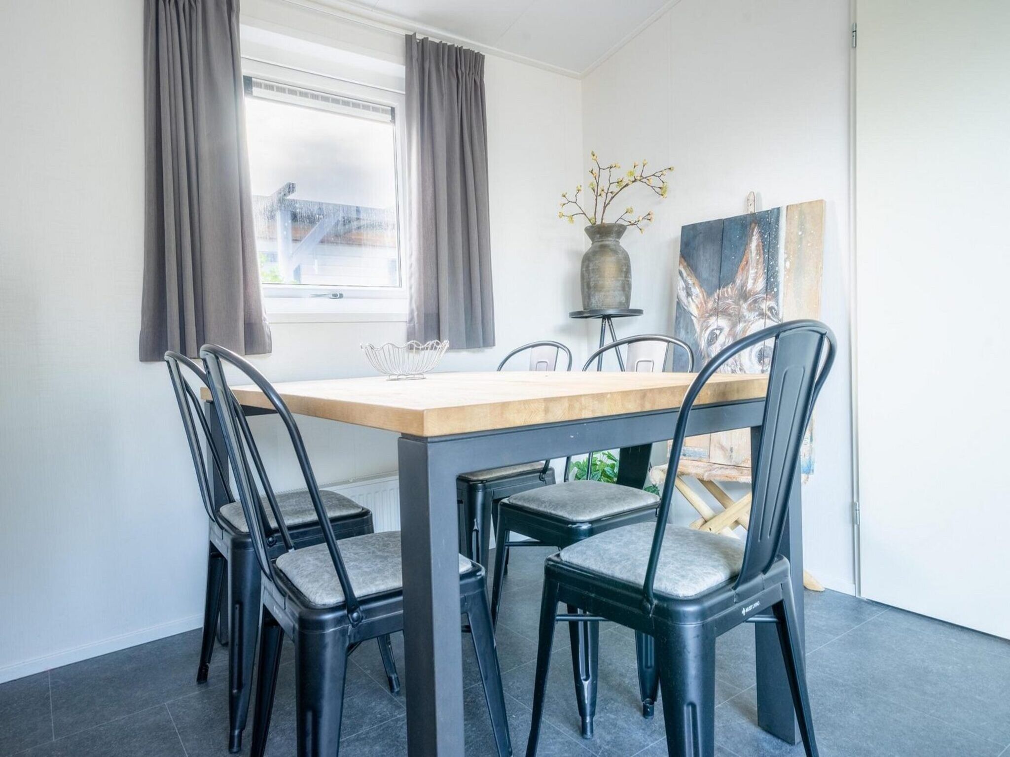 De eetkamer van Pavilion 5 in Otterlo