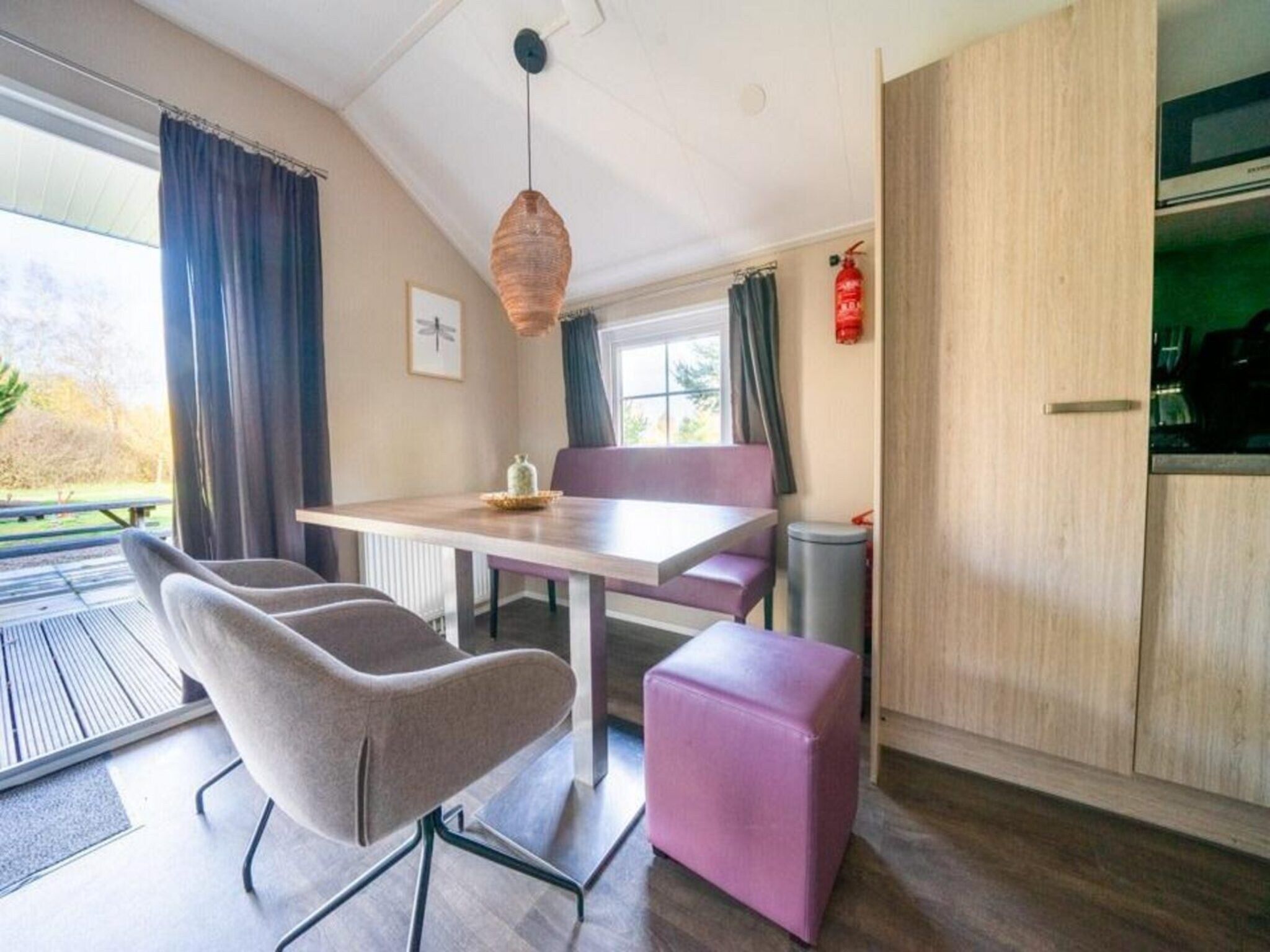De eetkamer van Boslodge 4 in Otterlo