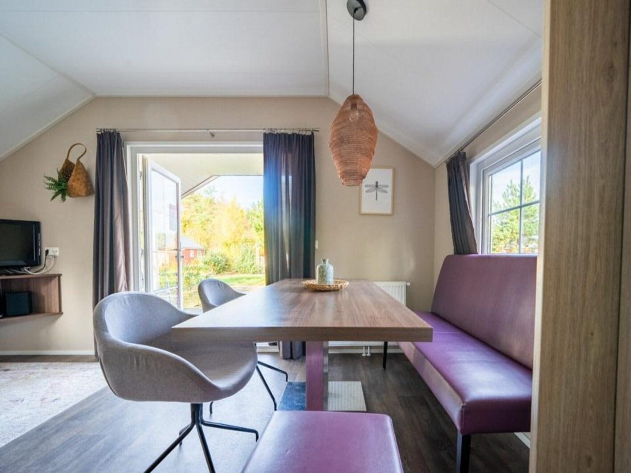 De eetkamer van Boslodge 4 in Otterlo