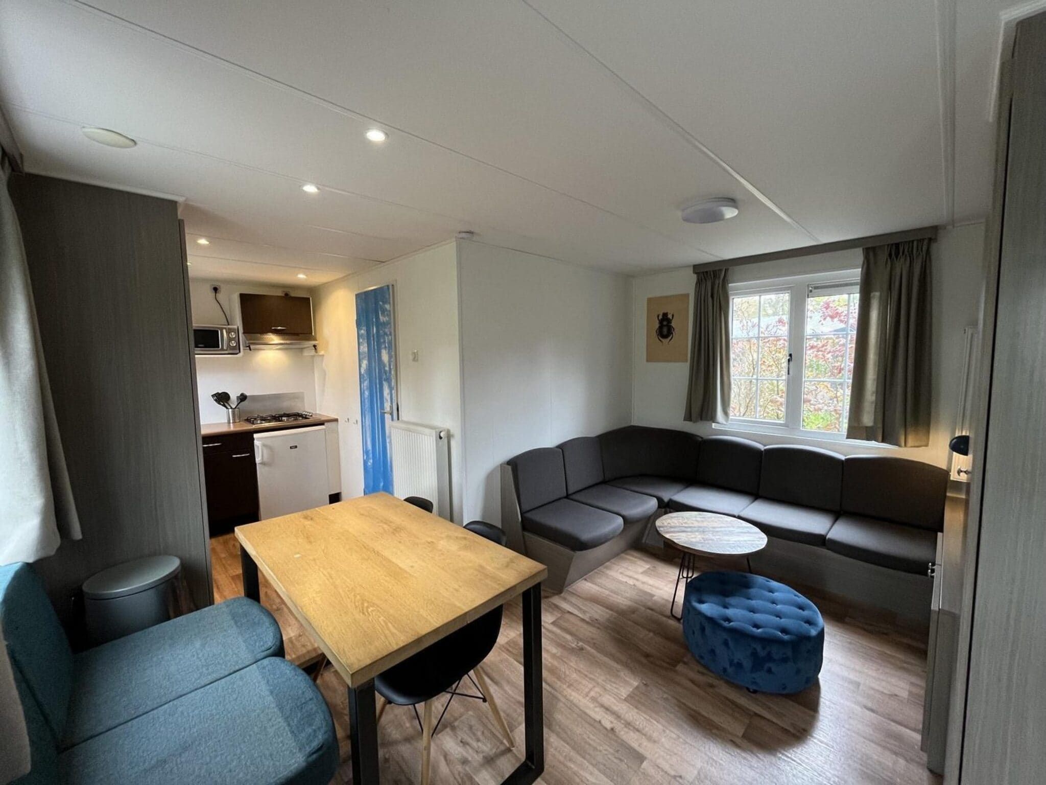 De woonkamer van Mobilehome 4 in Otterlo