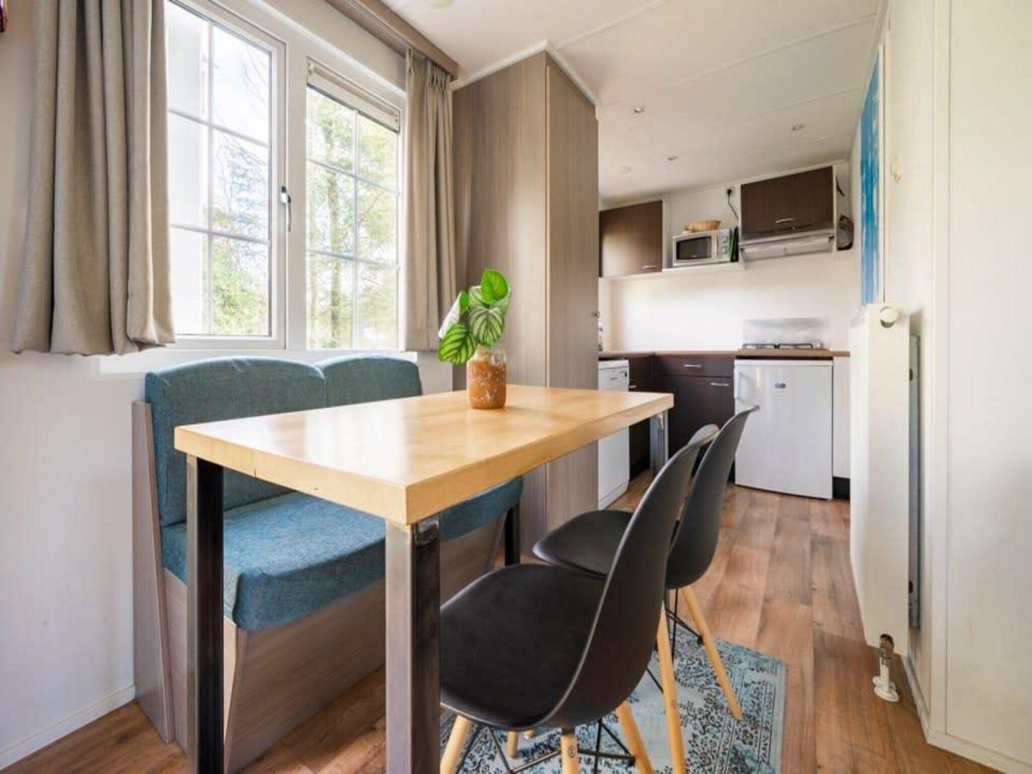 De eetkamer van Mobilehome 4 in Otterlo