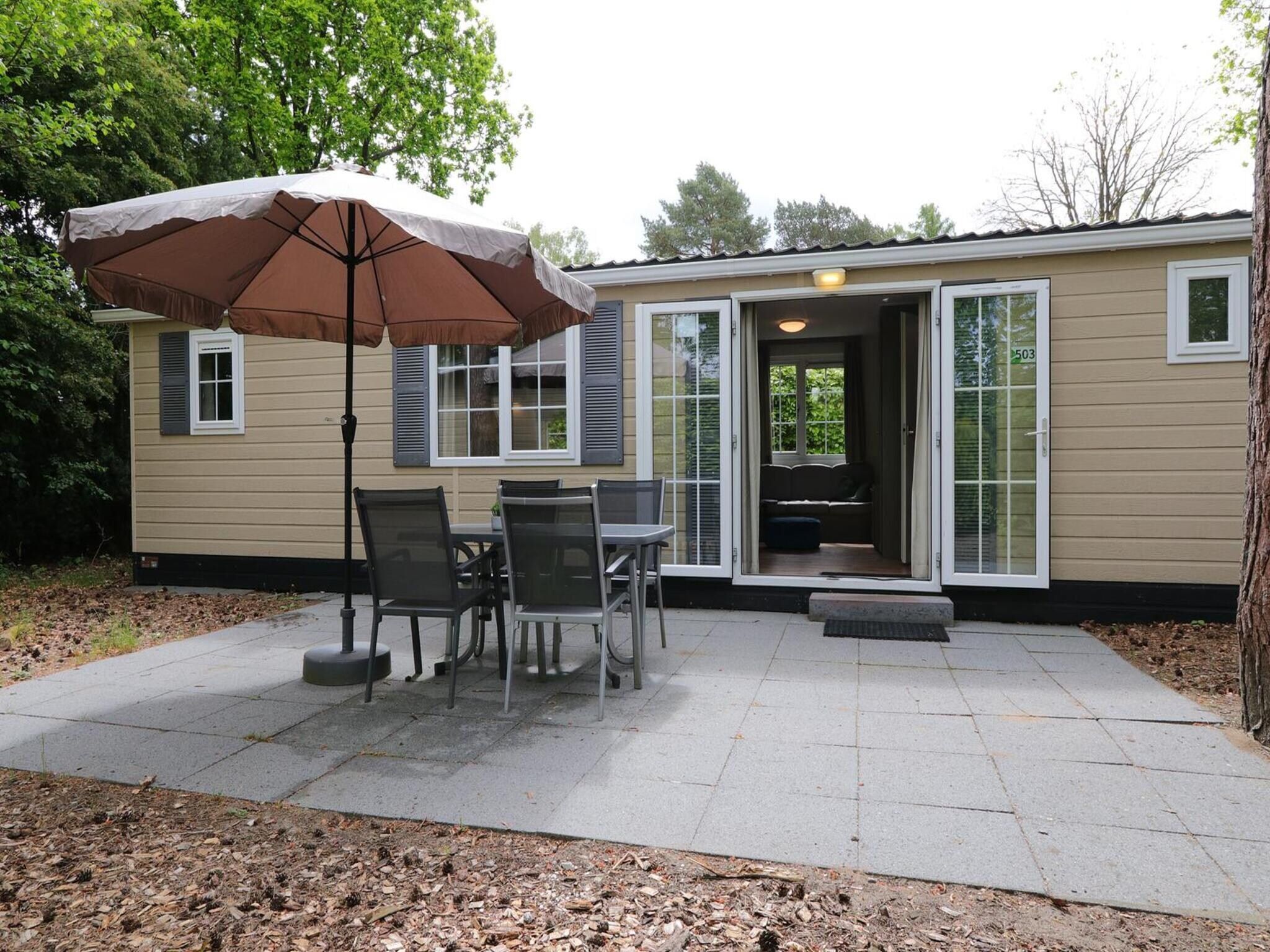 Het terras van Mobilehome 6 in Otterlo