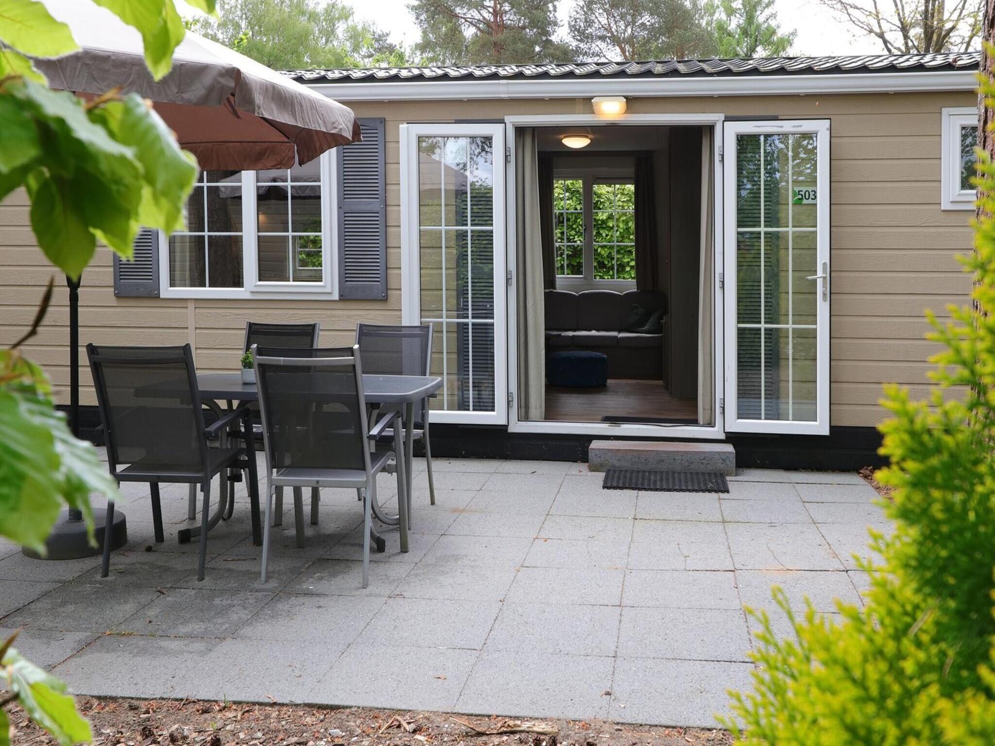 Het terras van Mobilehome 6 in Otterlo