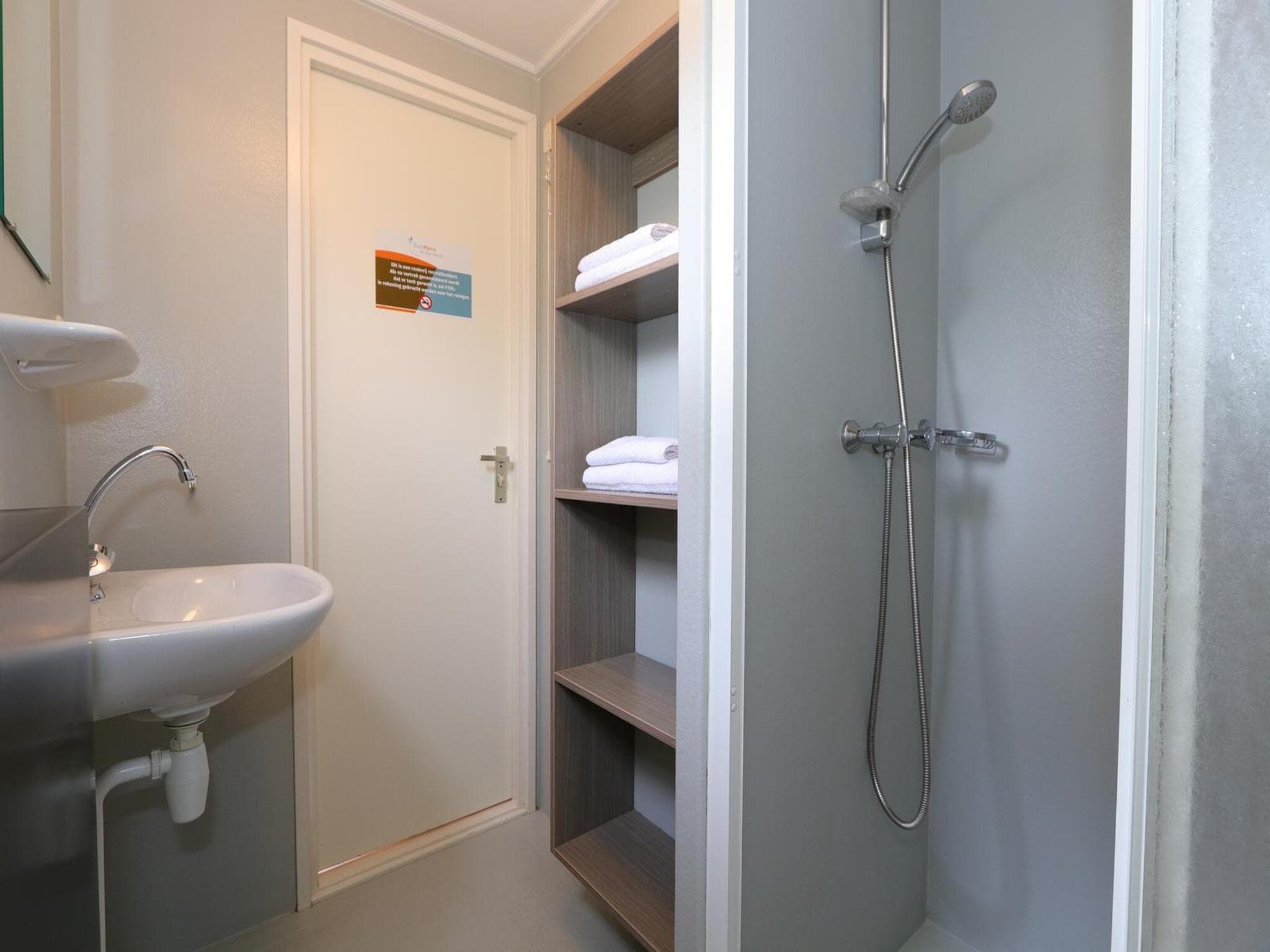 De badkamer van Mobilehome 6 in Otterlo