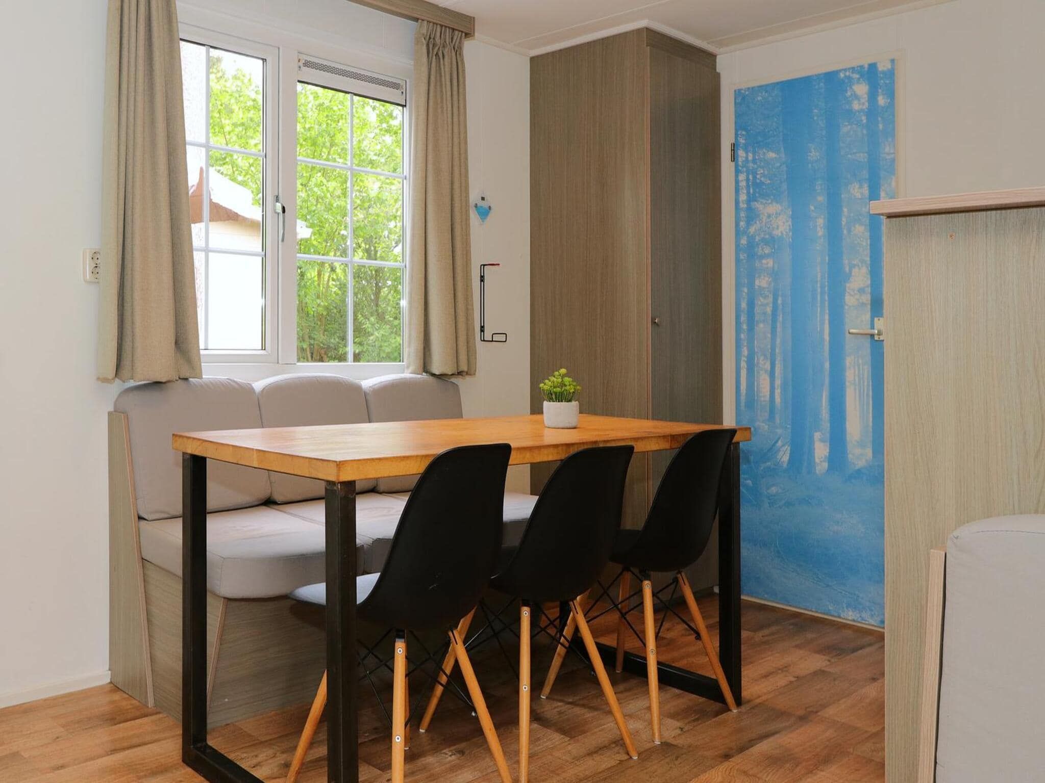 De eetkamer van Mobilehome 6 in Otterlo