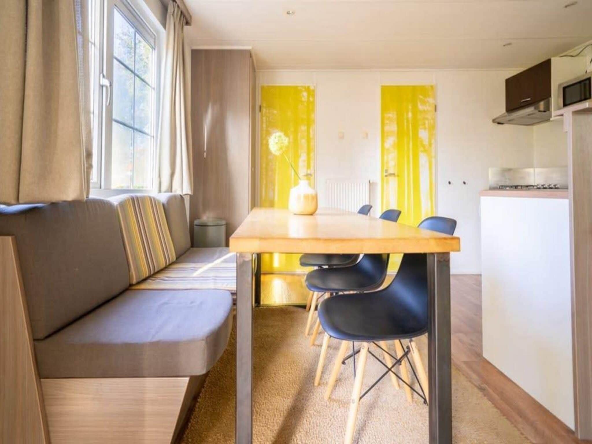 De eetkamer van Mobilehome 6 in Otterlo
