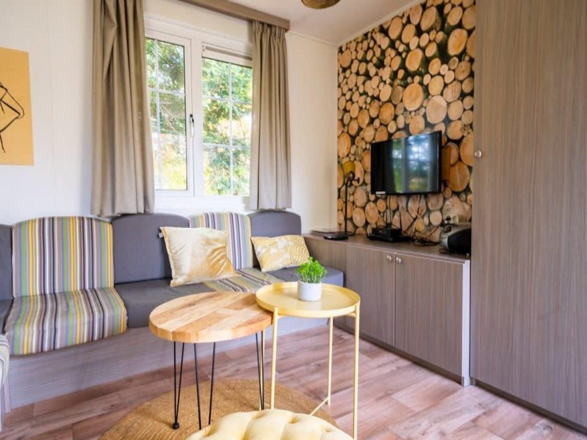 De woonkamer van Mobilehome 6 in Otterlo