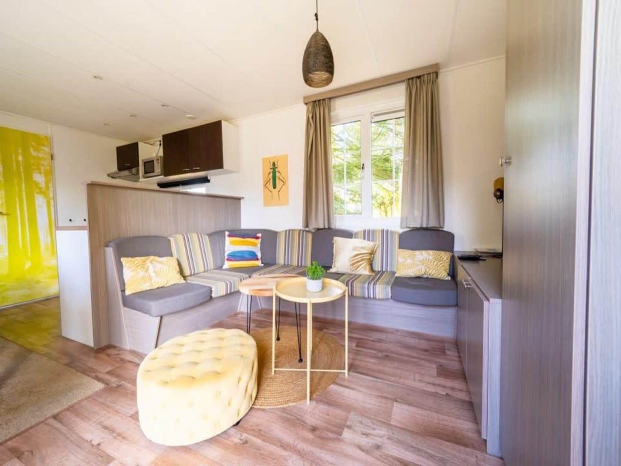 De woonkamer van Mobilehome 6 in Otterlo