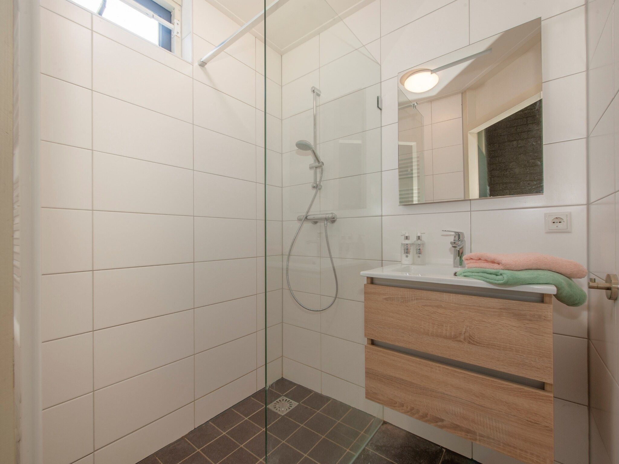 De badkamer van Vakantiepark Weerterbergen 11 in Weert