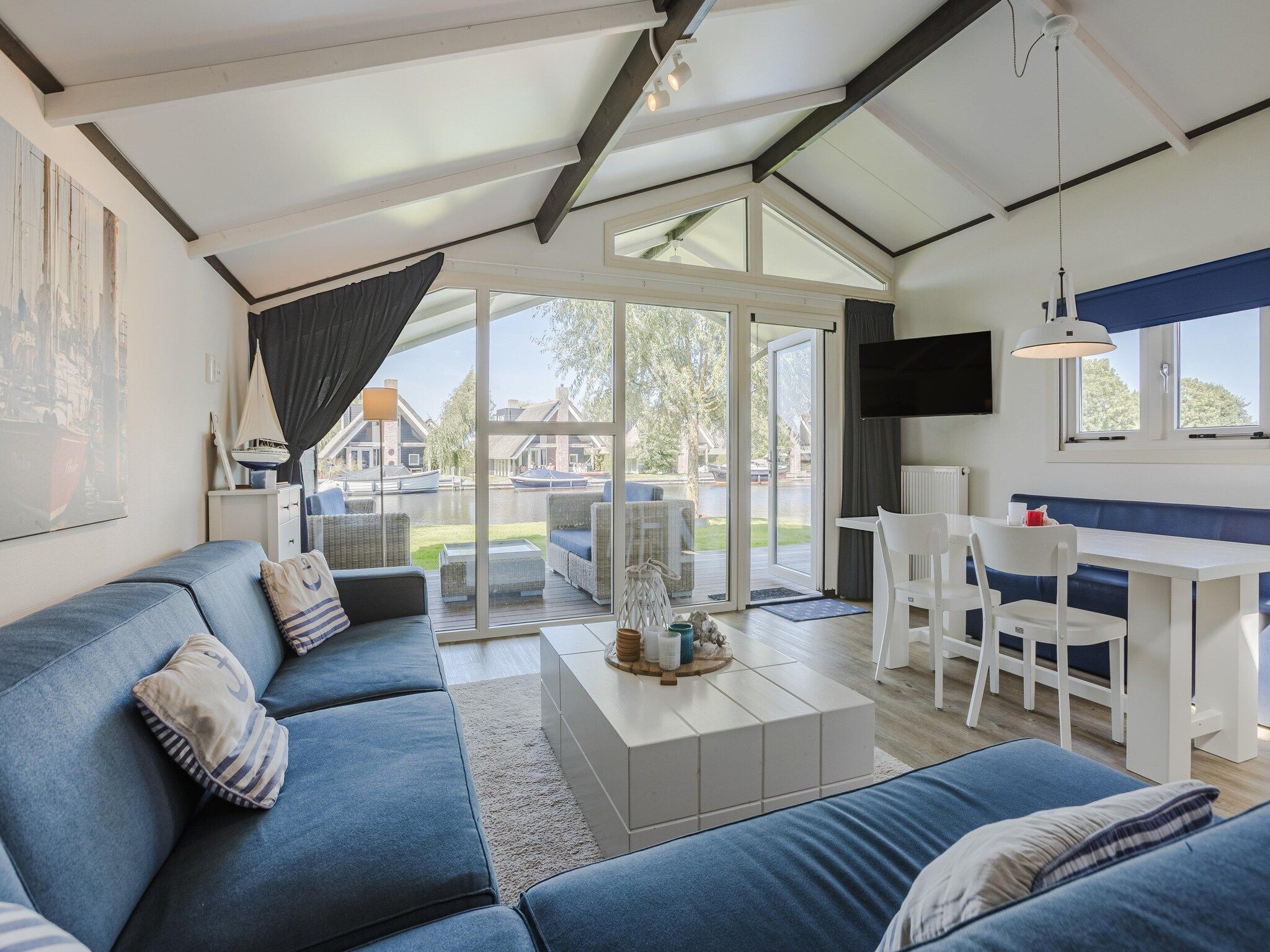 De woonkamer van Waterpark Terkaple 1 in Terkaple