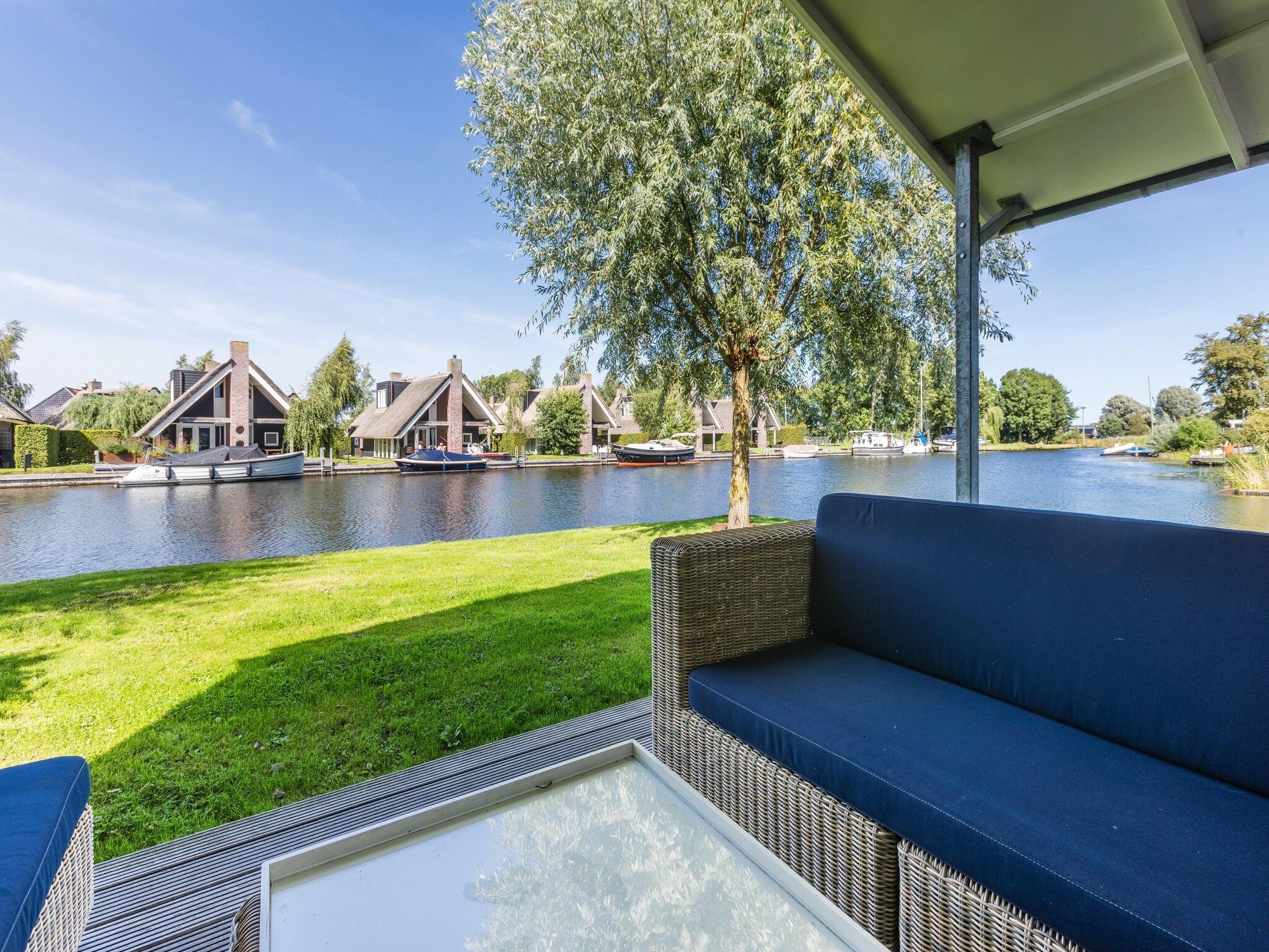 Het terras van Waterpark Terkaple 1 in Terkaple