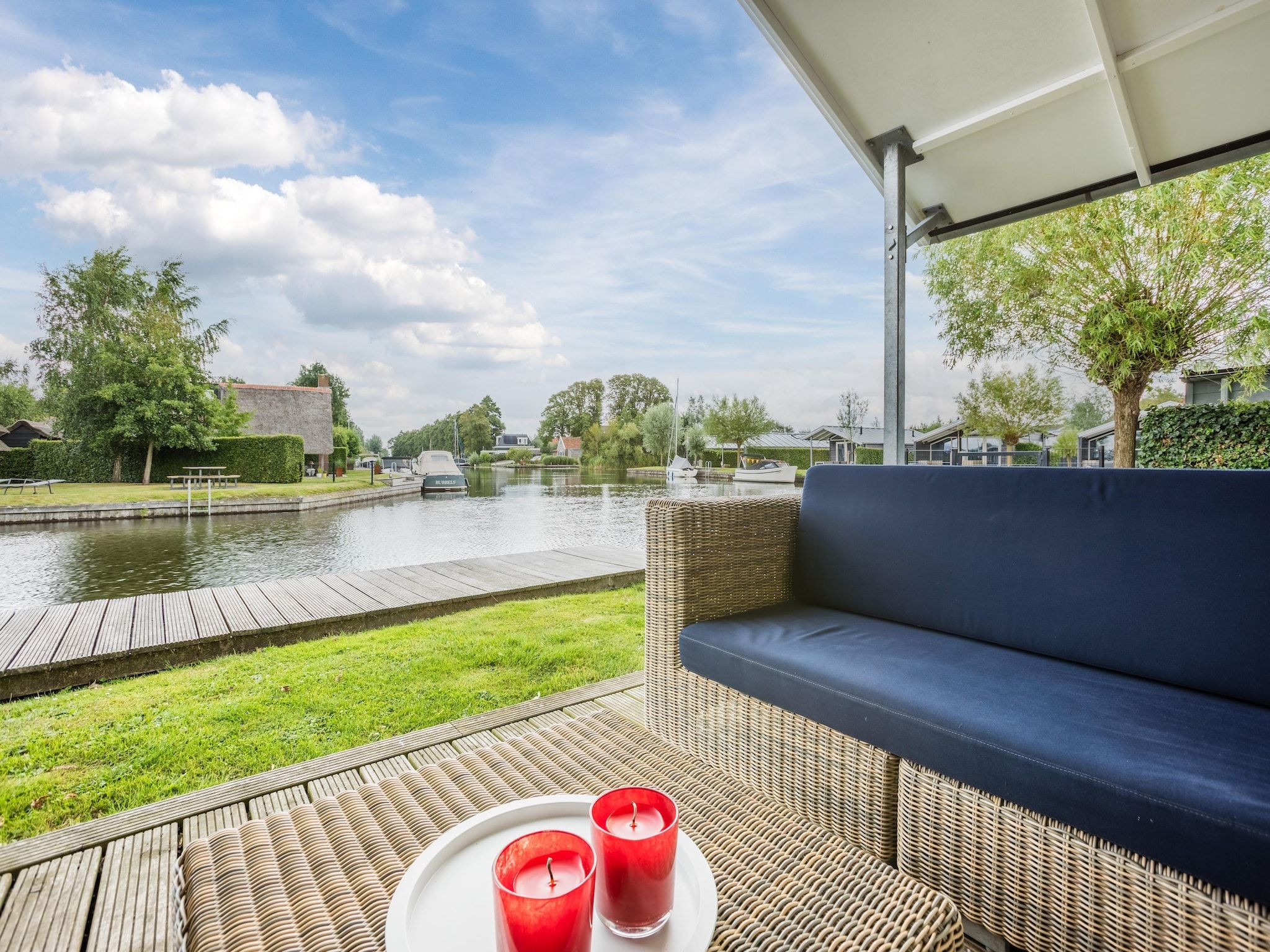 Het terras van Waterpark Terkaple 2 in Terkaple