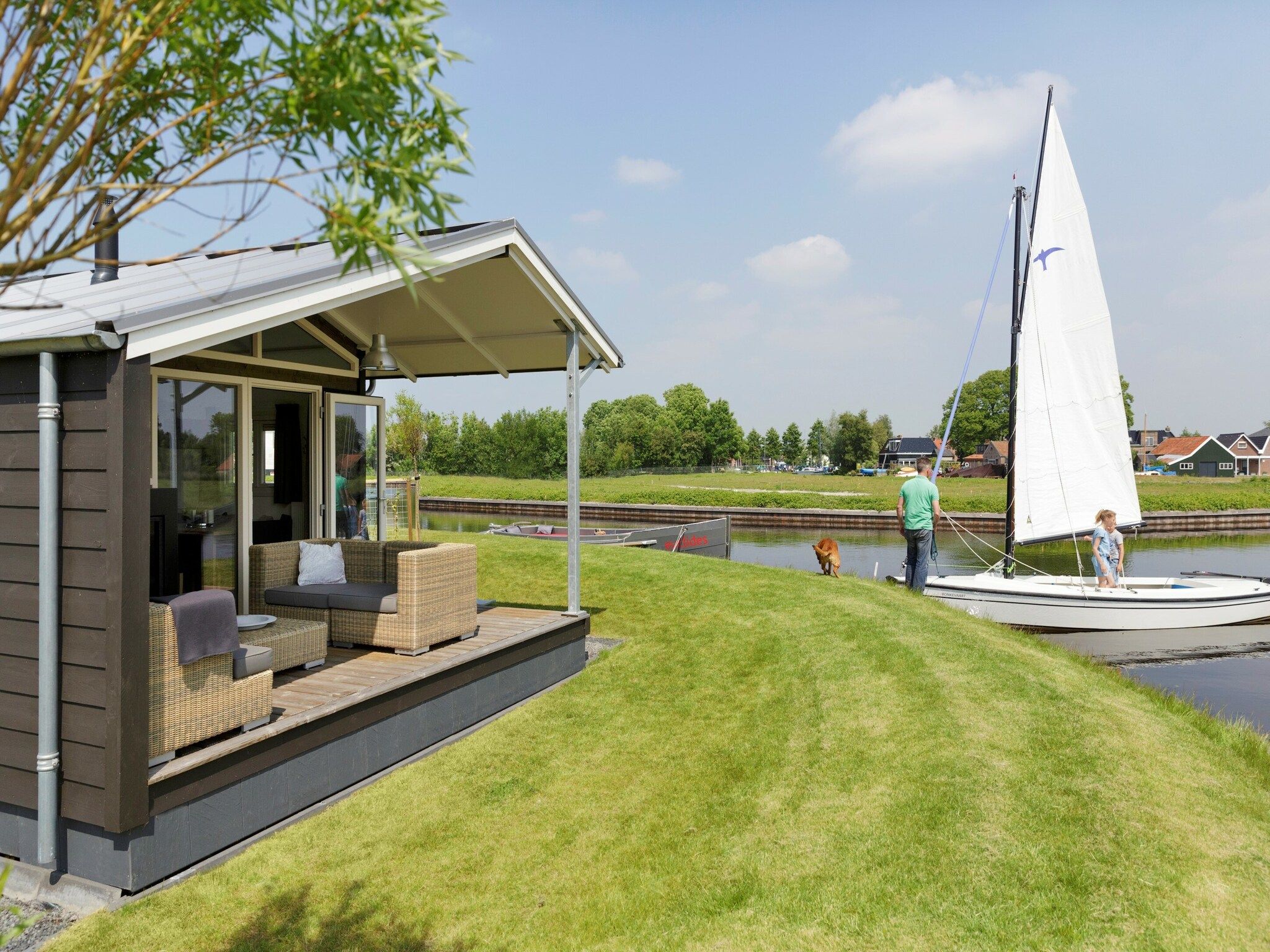 Het terras van Waterpark Terkaple 3 in Terkaple