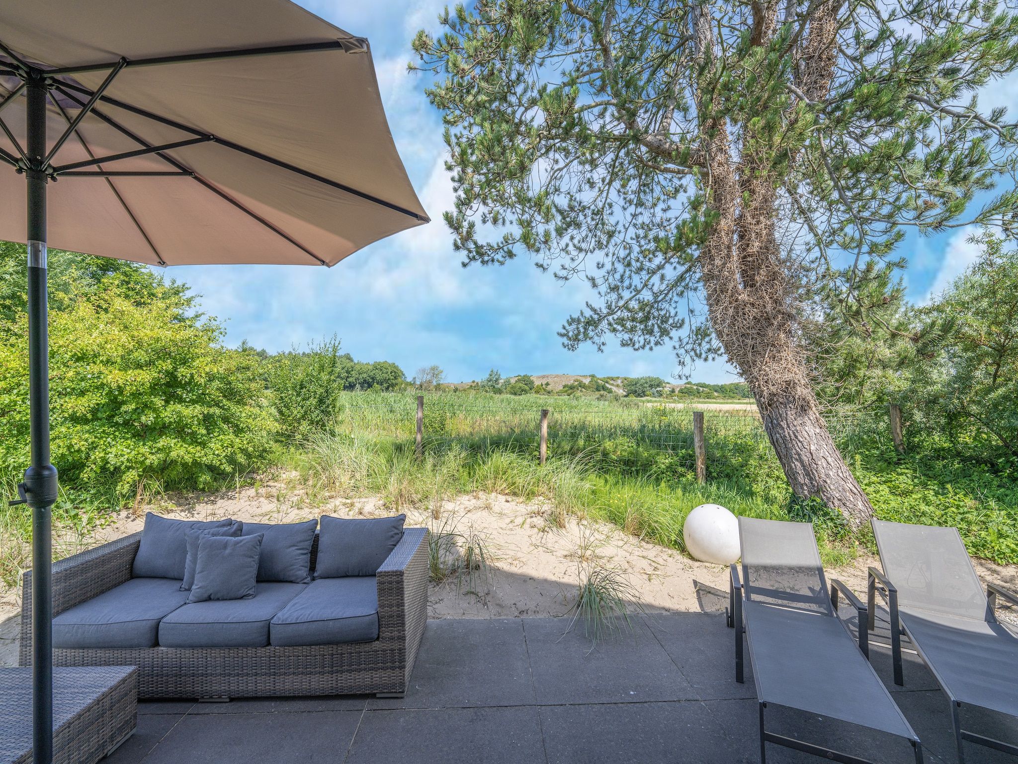 Het terras van Duinvilla aan het Meer in Egmond aan den Hoef