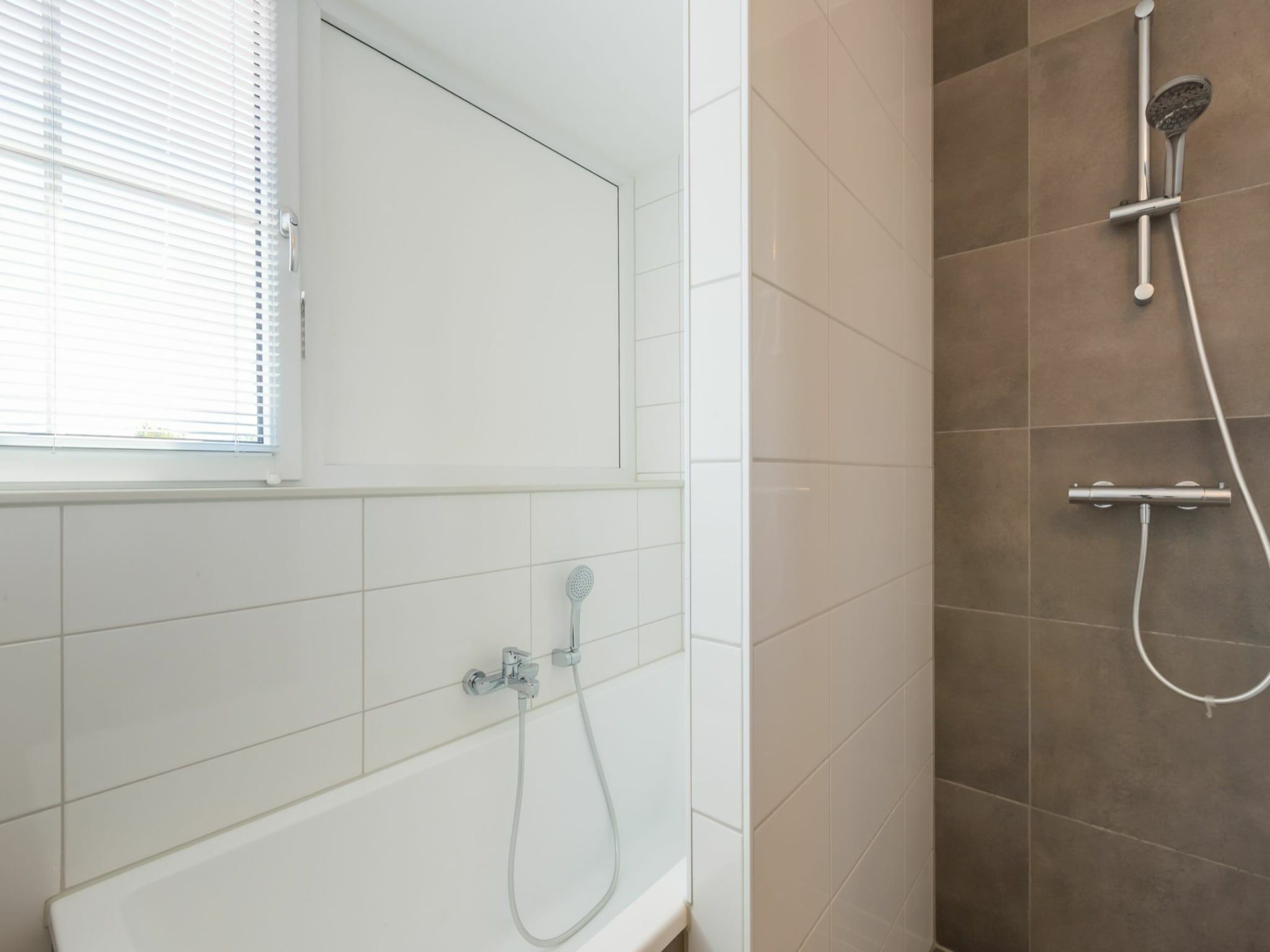 De badkamer van Appartement Duinhof Dishoek 13K - 6 personen de luxe in Koudekerke
