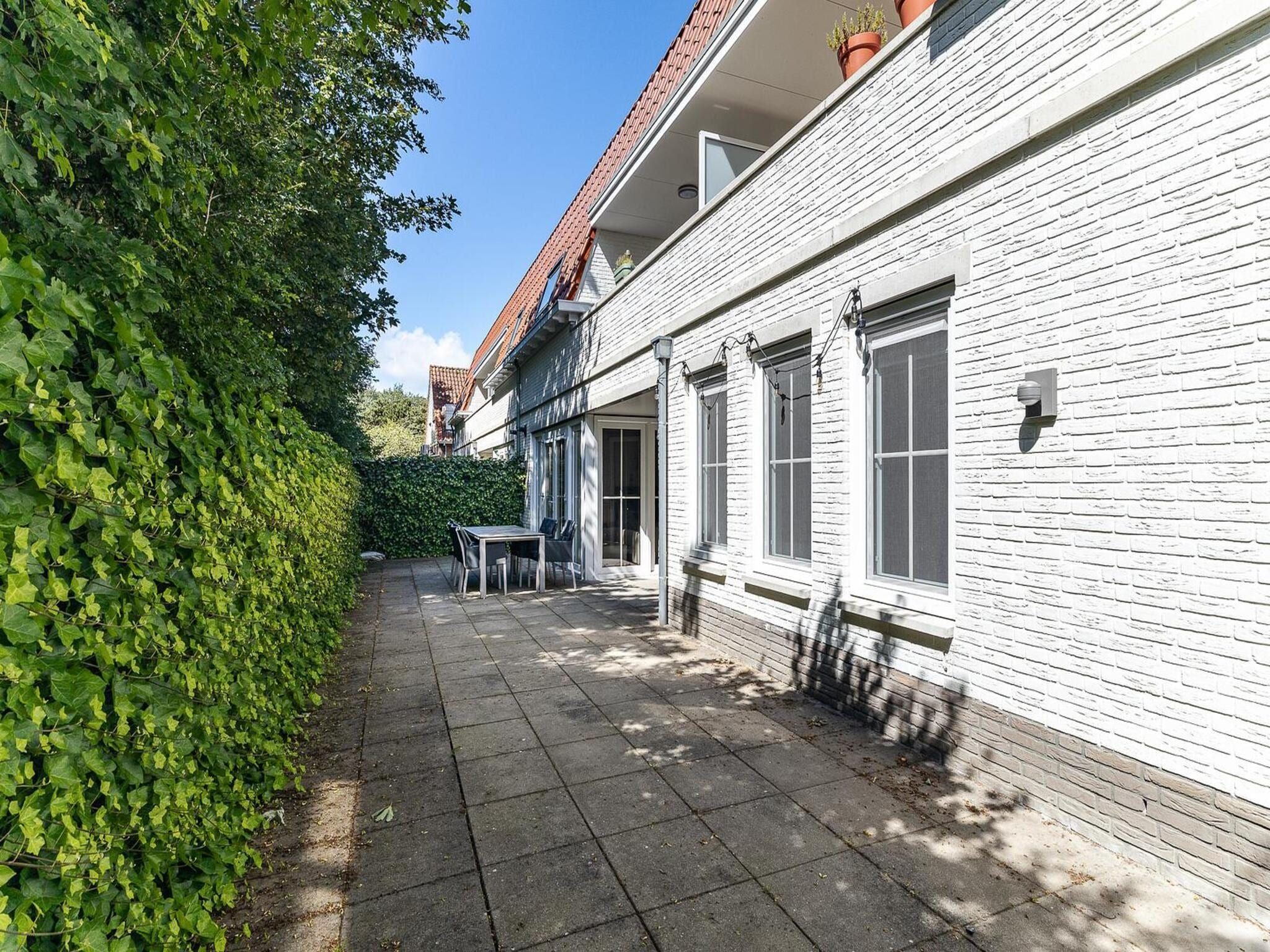 Het terras van Appartement Duinhof Dishoek 13H - 6 pers de luxe in Koudekerke