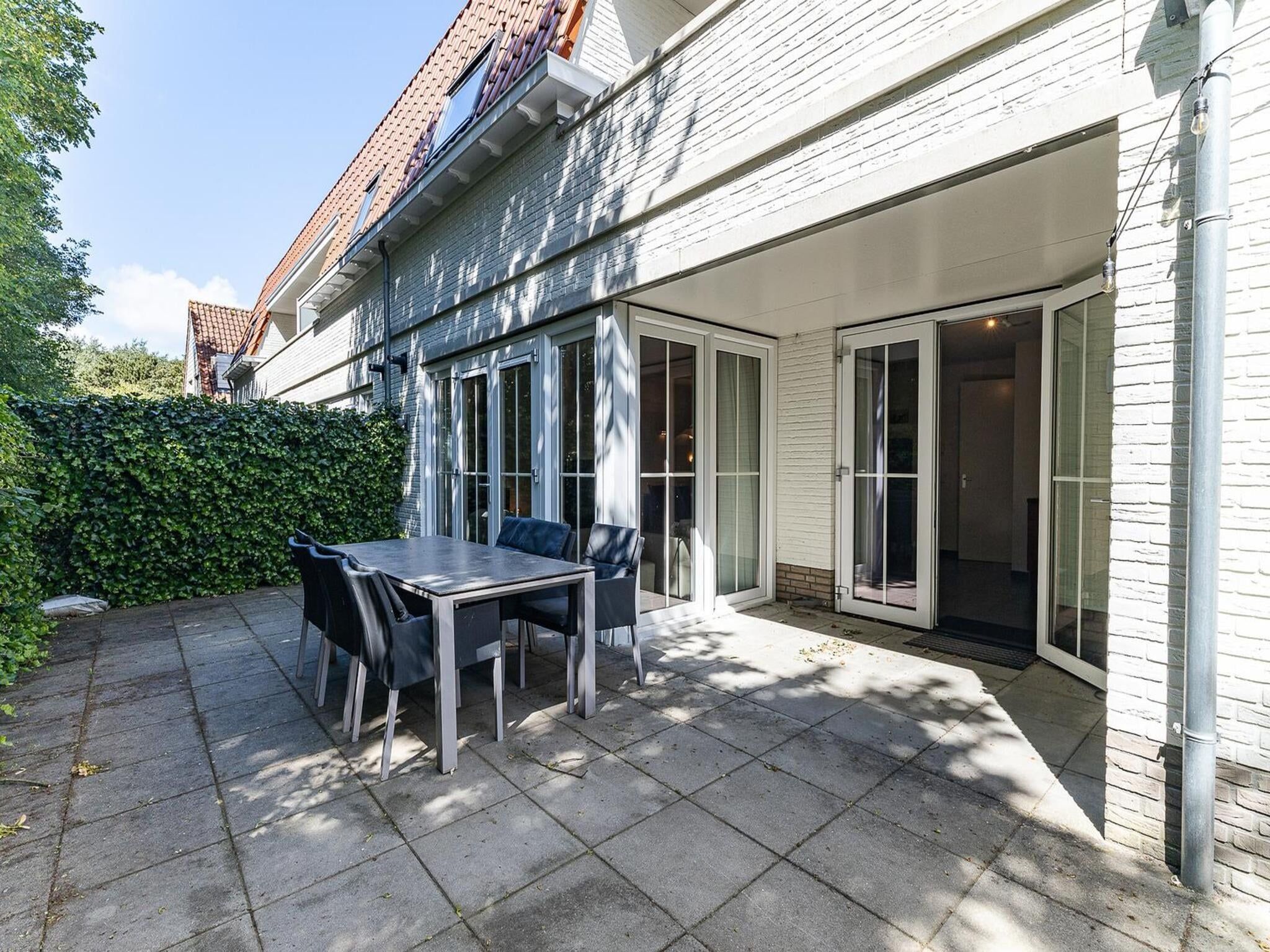 Het terras van Appartement Duinhof Dishoek 13H - 6 pers de luxe in Koudekerke