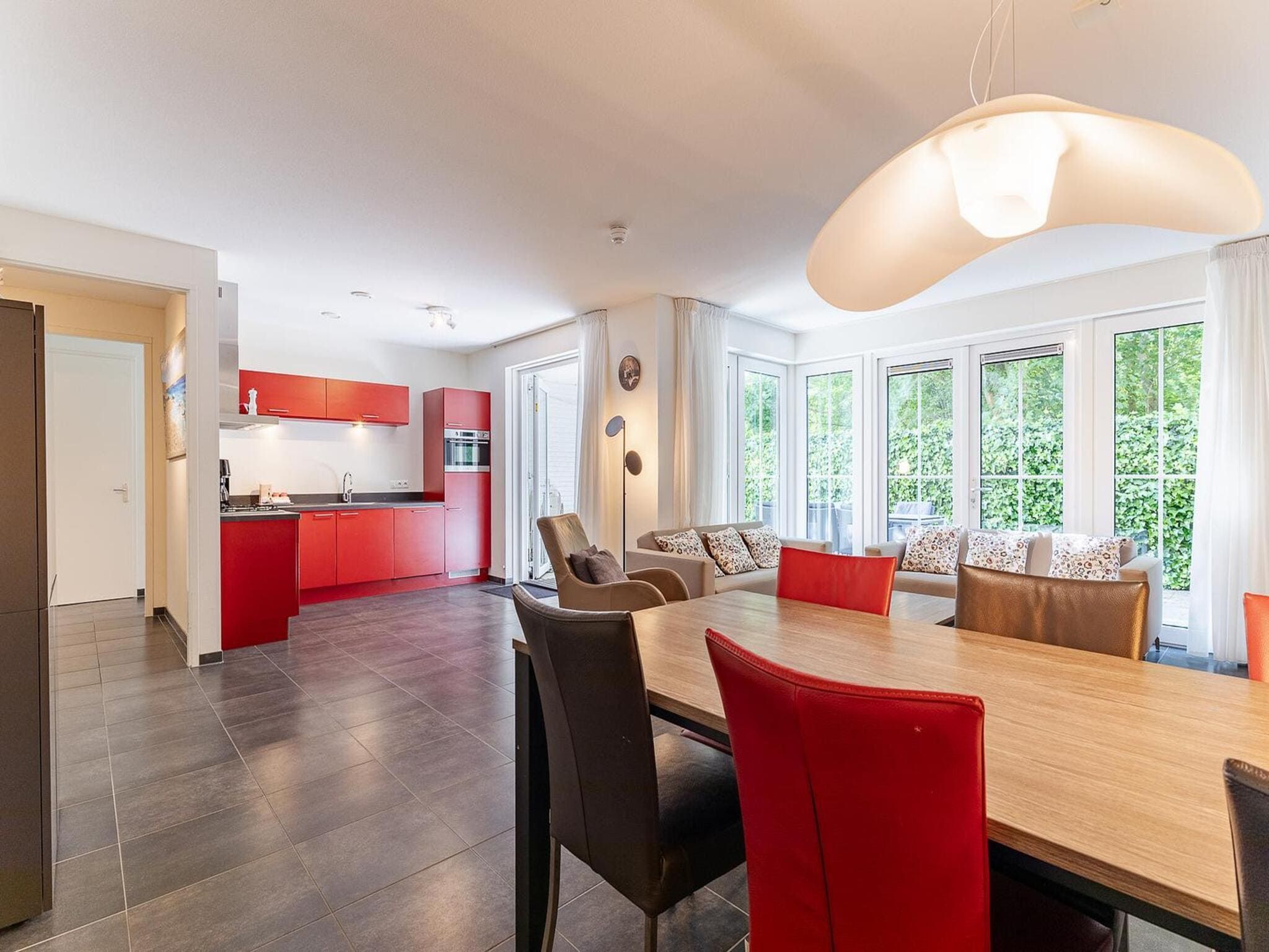 De eetkamer van Appartement Duinhof Dishoek 13H - 6 pers de luxe in Koudekerke
