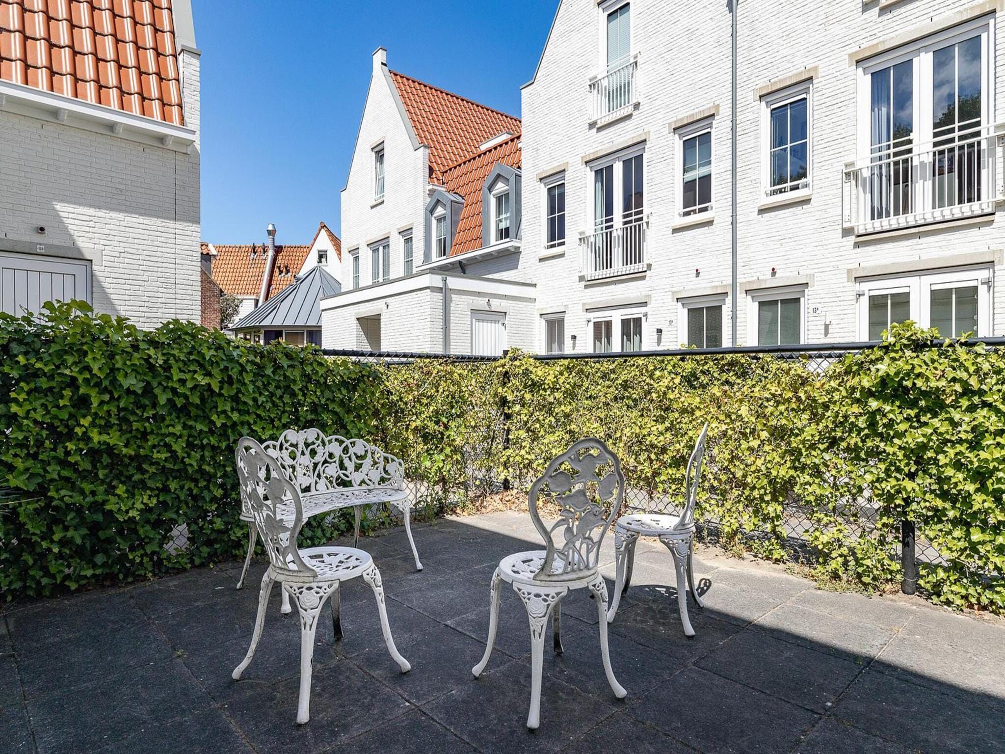 Het terras van Appartement Duinhof Dishoek 13H - 6 pers de luxe in Koudekerke