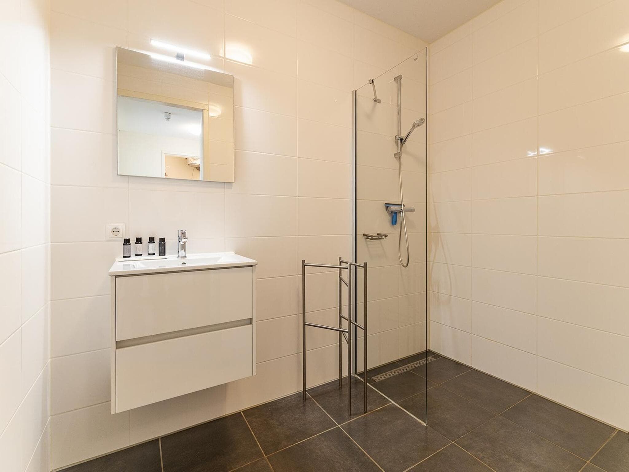 De badkamer van Appartement Duinhof Dishoek 13H - 6 pers de luxe in Koudekerke