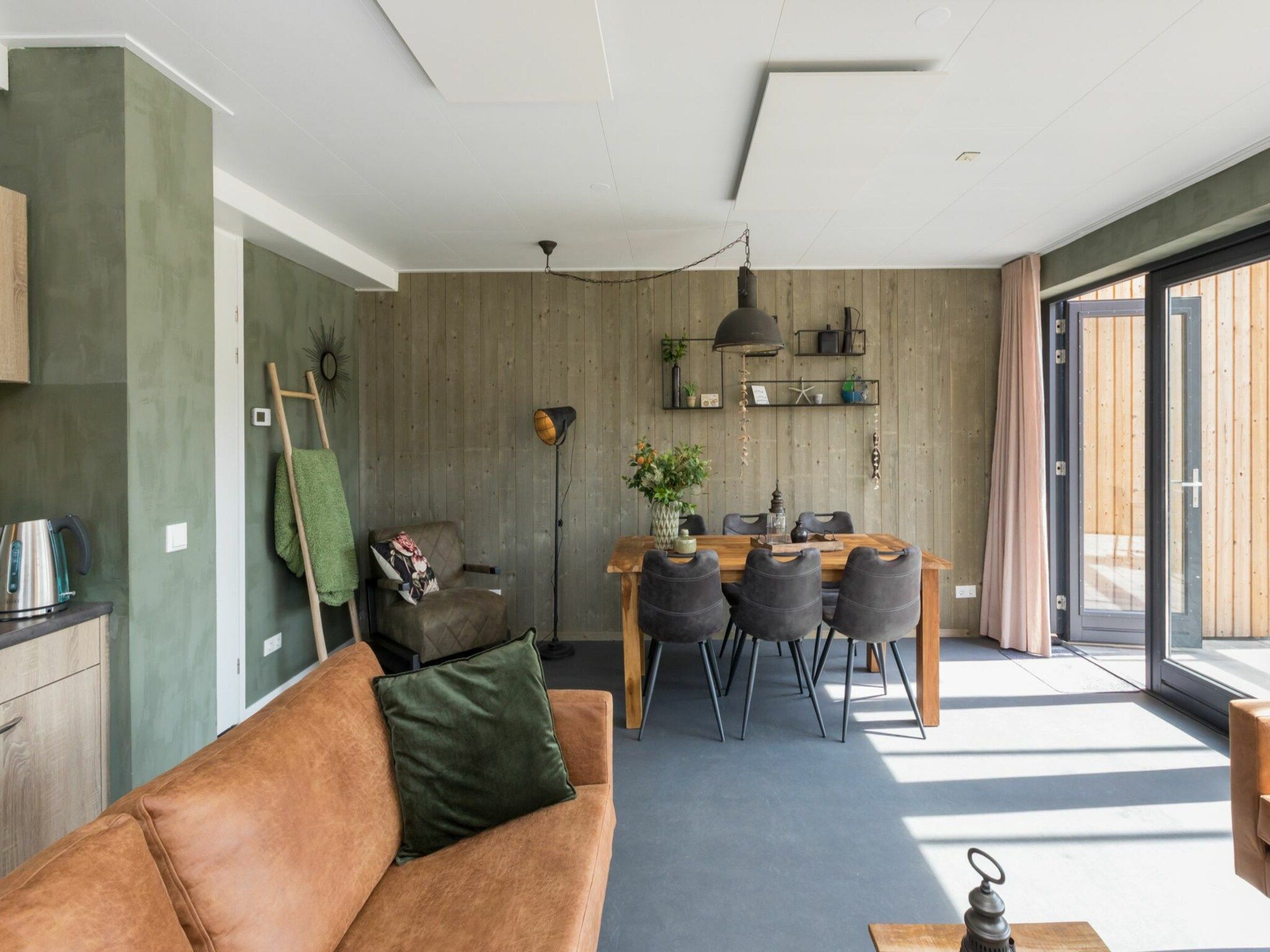 De eetkamer van Vroondijk 2- duinappel en zonnebes in Vrouwenpolder