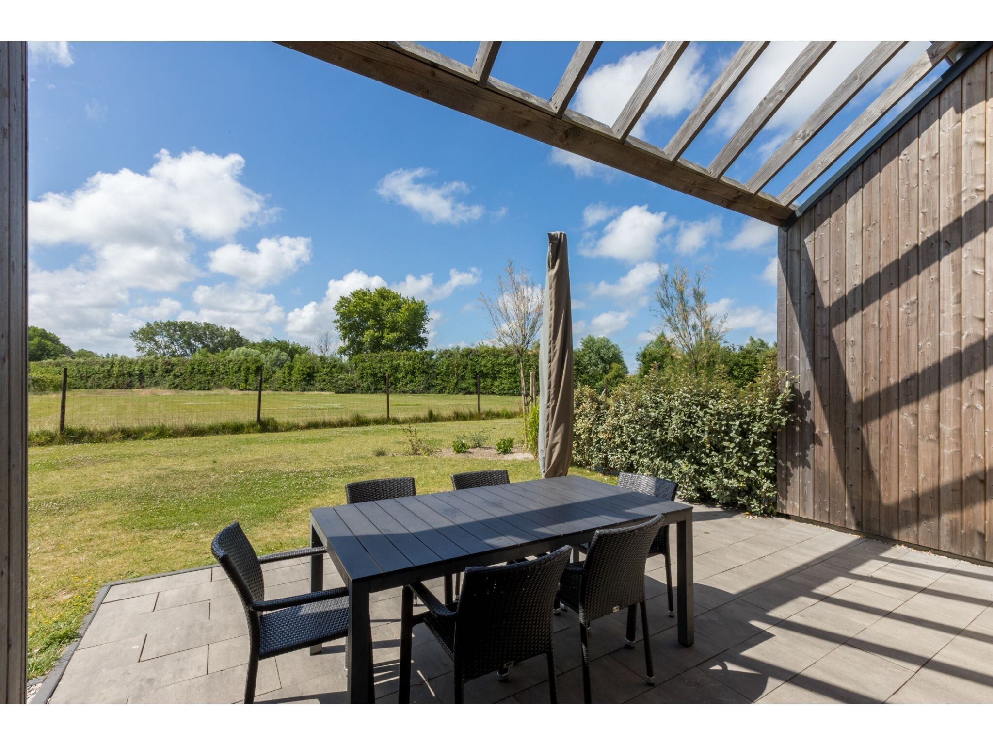 Het terras van Vroondijk 2- duinappel en zonnebes in Vrouwenpolder