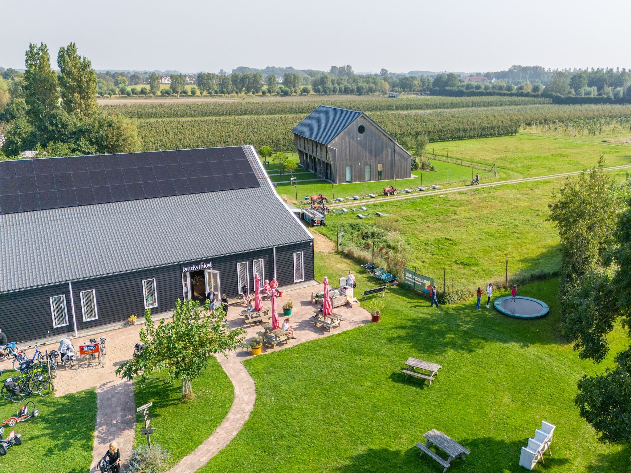 De buitenkant van Vroondijk 2- duinappel en zonnebes in Vrouwenpolder