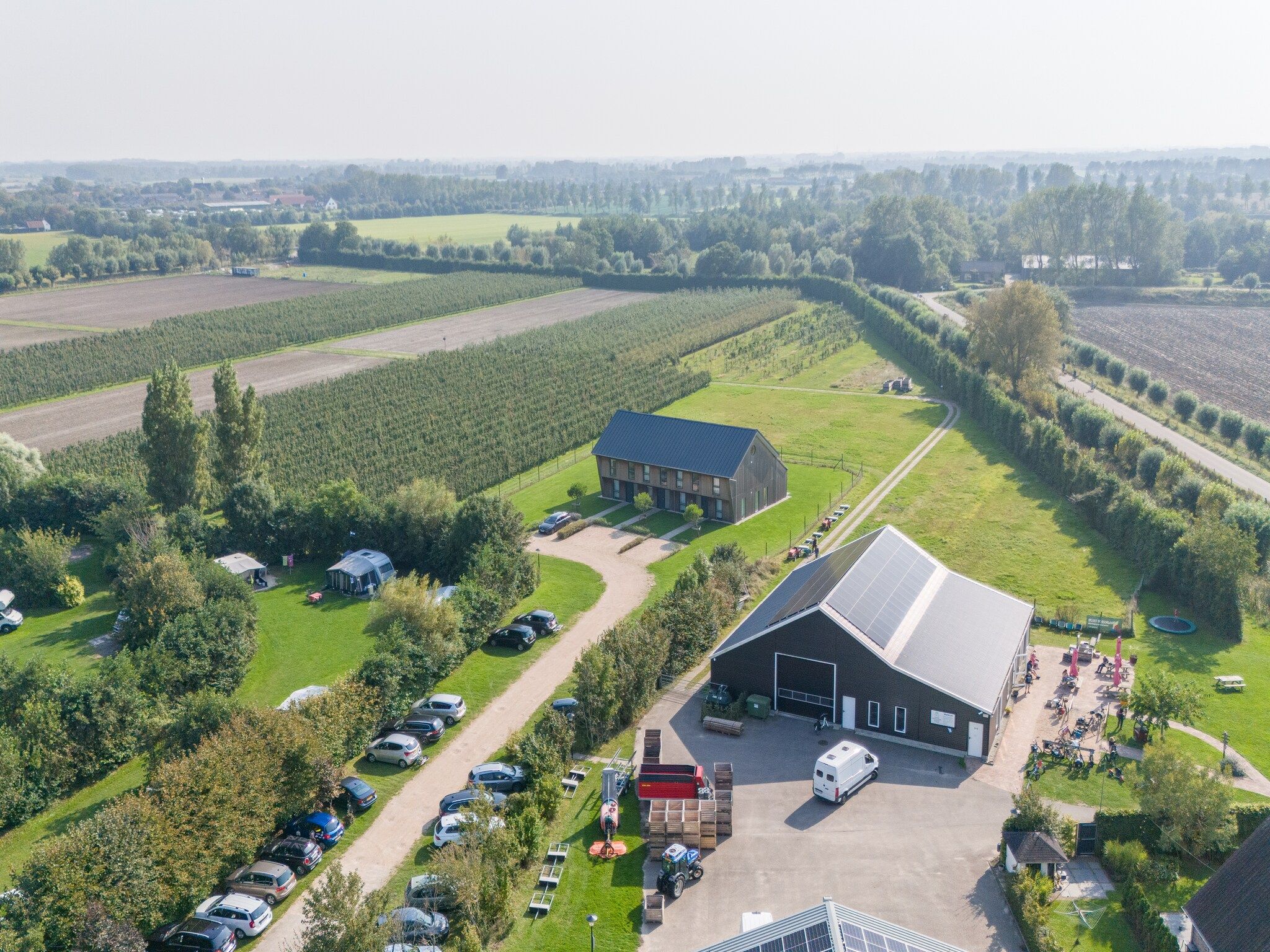 De buitenkant van Vroondijk 2- duinappel en zonnebes in Vrouwenpolder