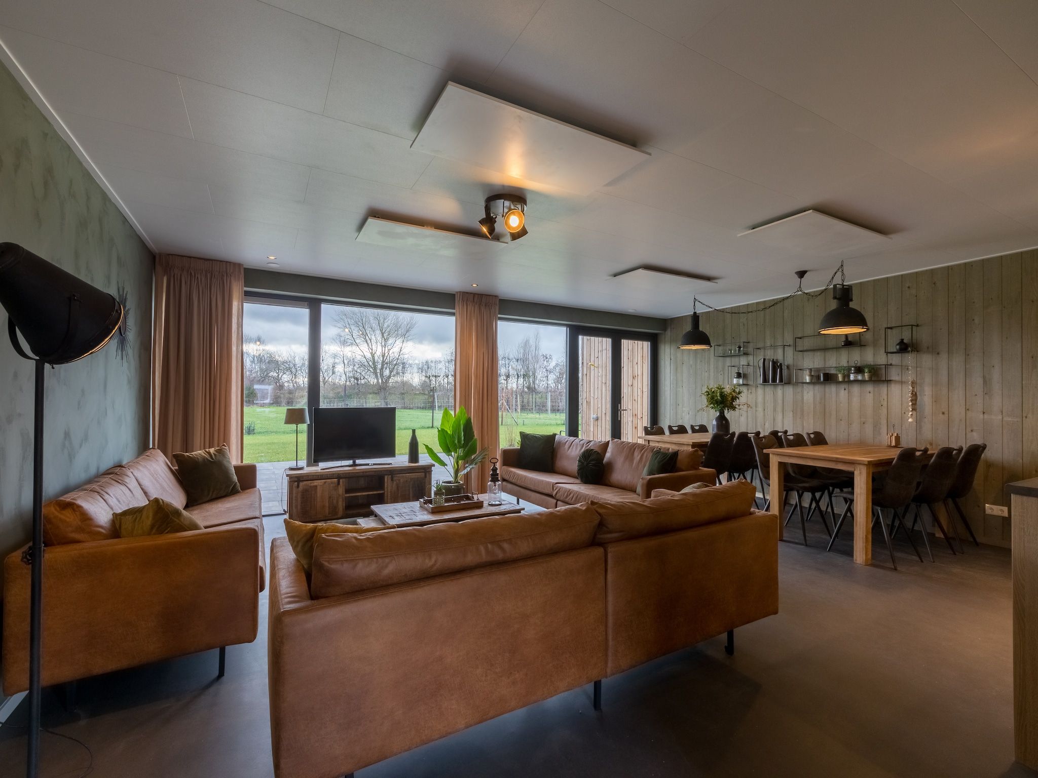 De woonkamer van Vroondijk 2-Zeebloesem in Vrouwenpolder